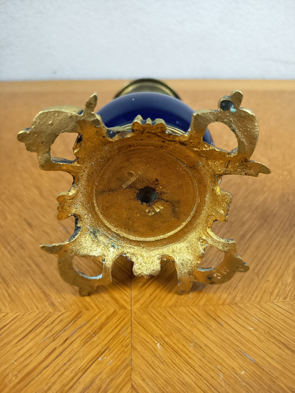 Paire de petits vases anciens signés – Laiton, bronze et décor floral bleu nuit