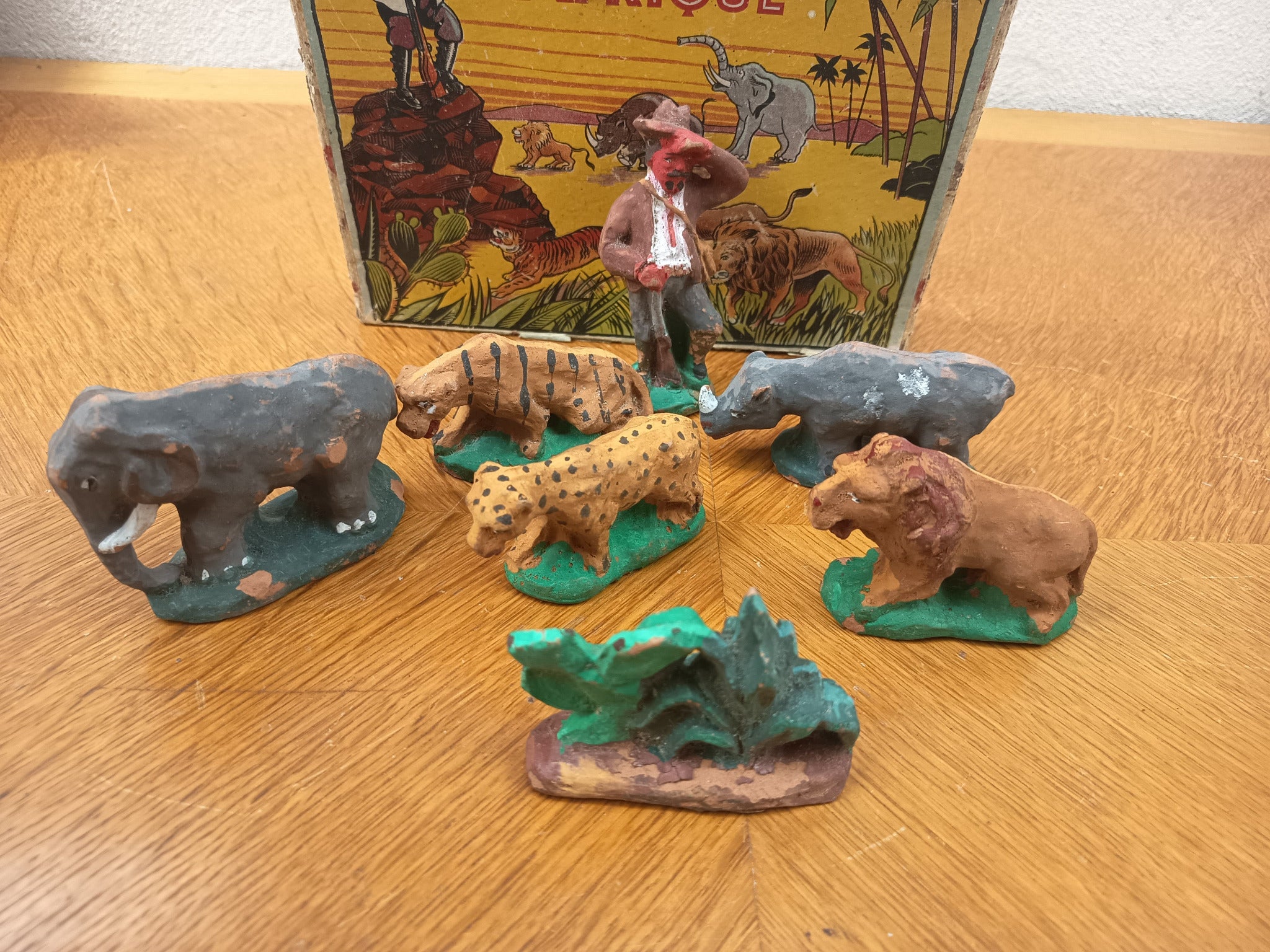Jeu ancien Tartarin en Afrique – 7 figurines en terre cuite