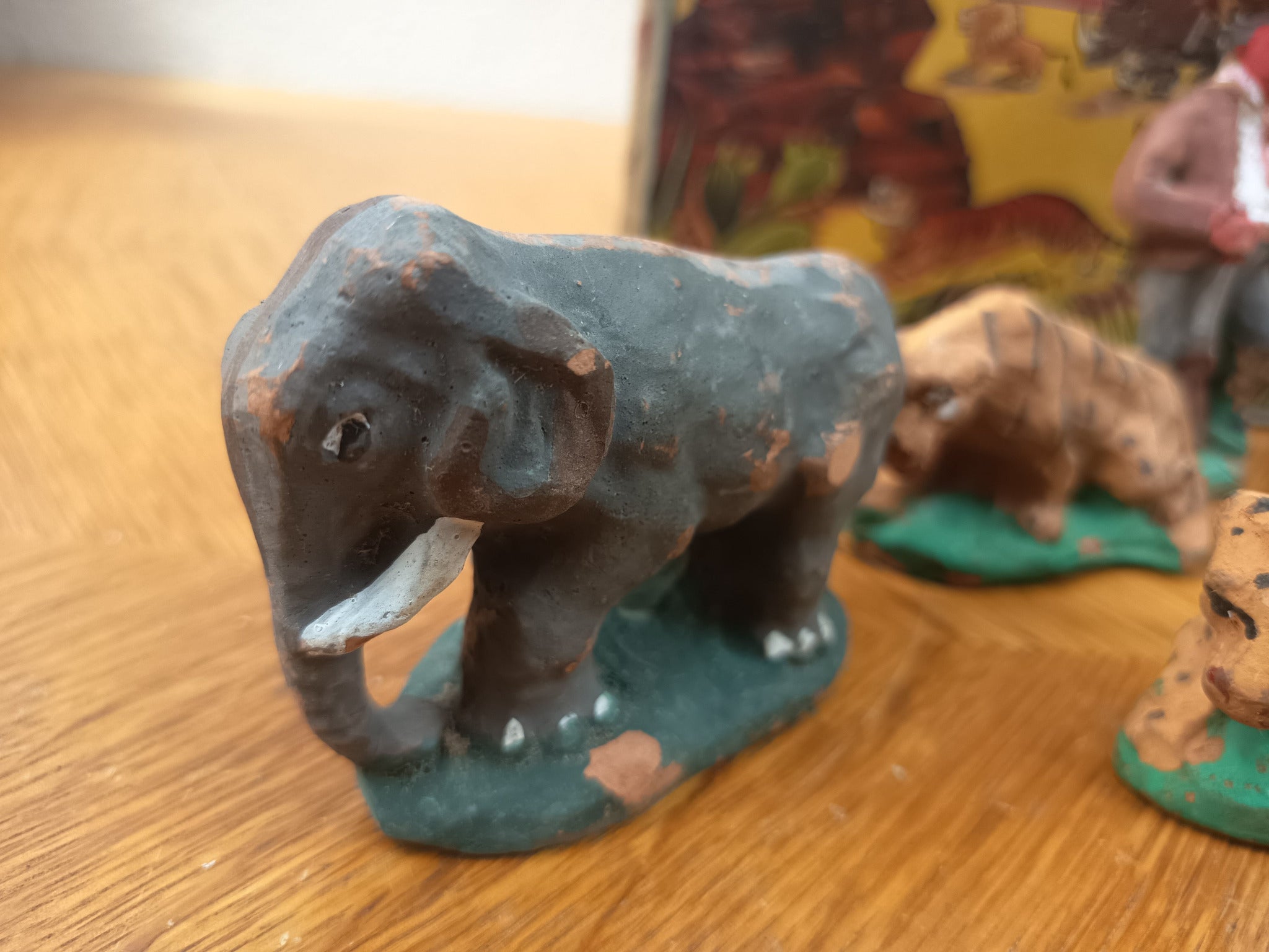 Jeu ancien Tartarin en Afrique – 7 figurines en terre cuite