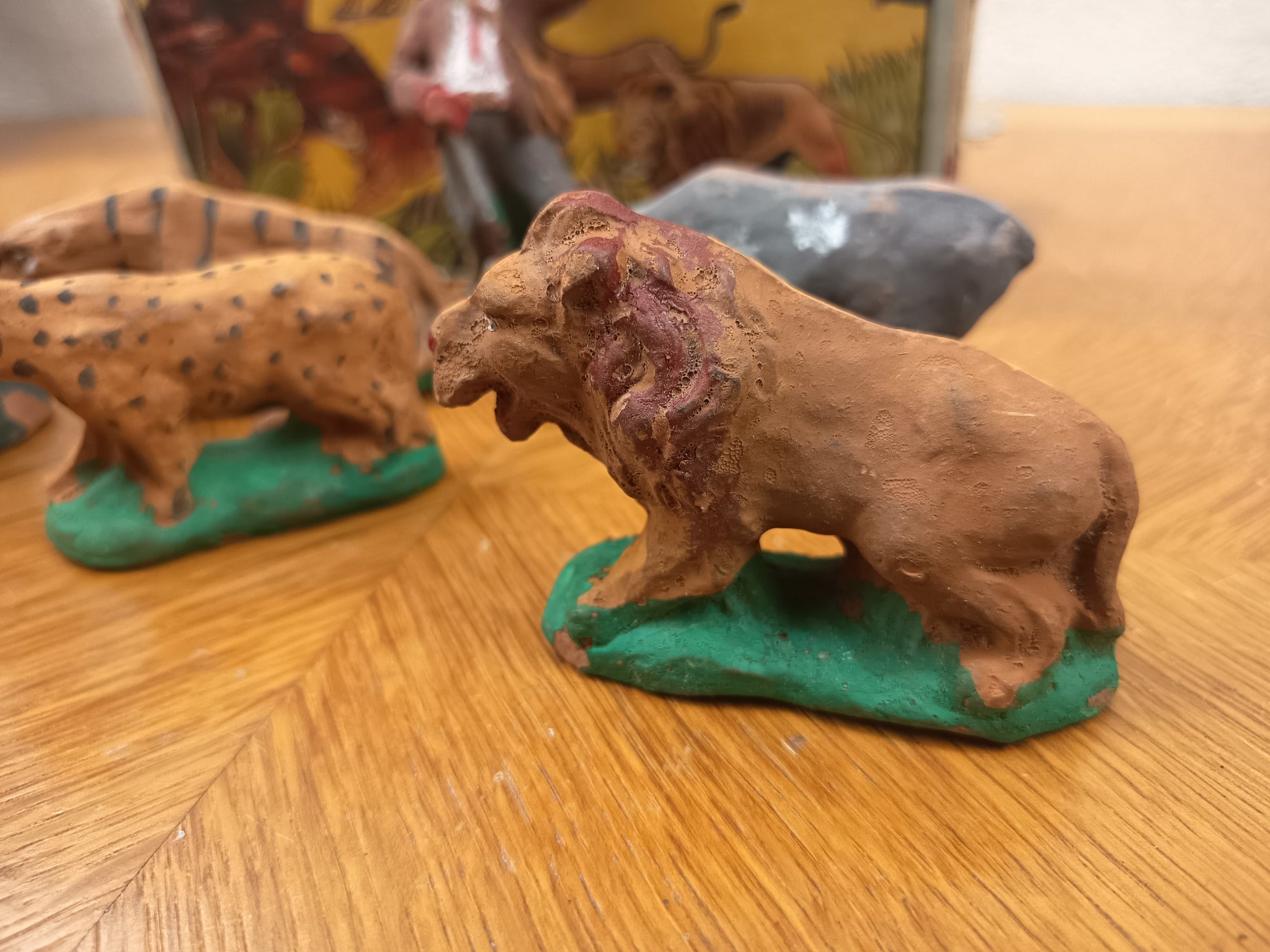 Jeu ancien Tartarin en Afrique – 7 figurines en terre cuite