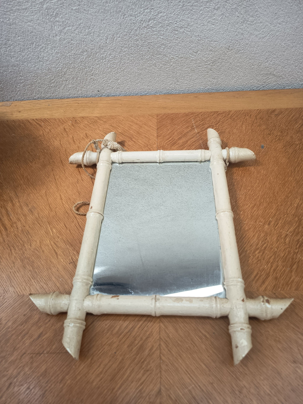 Miroir ancien à accrocher imitation bambou – Repeint blanc cassé – 37 x 31 cm