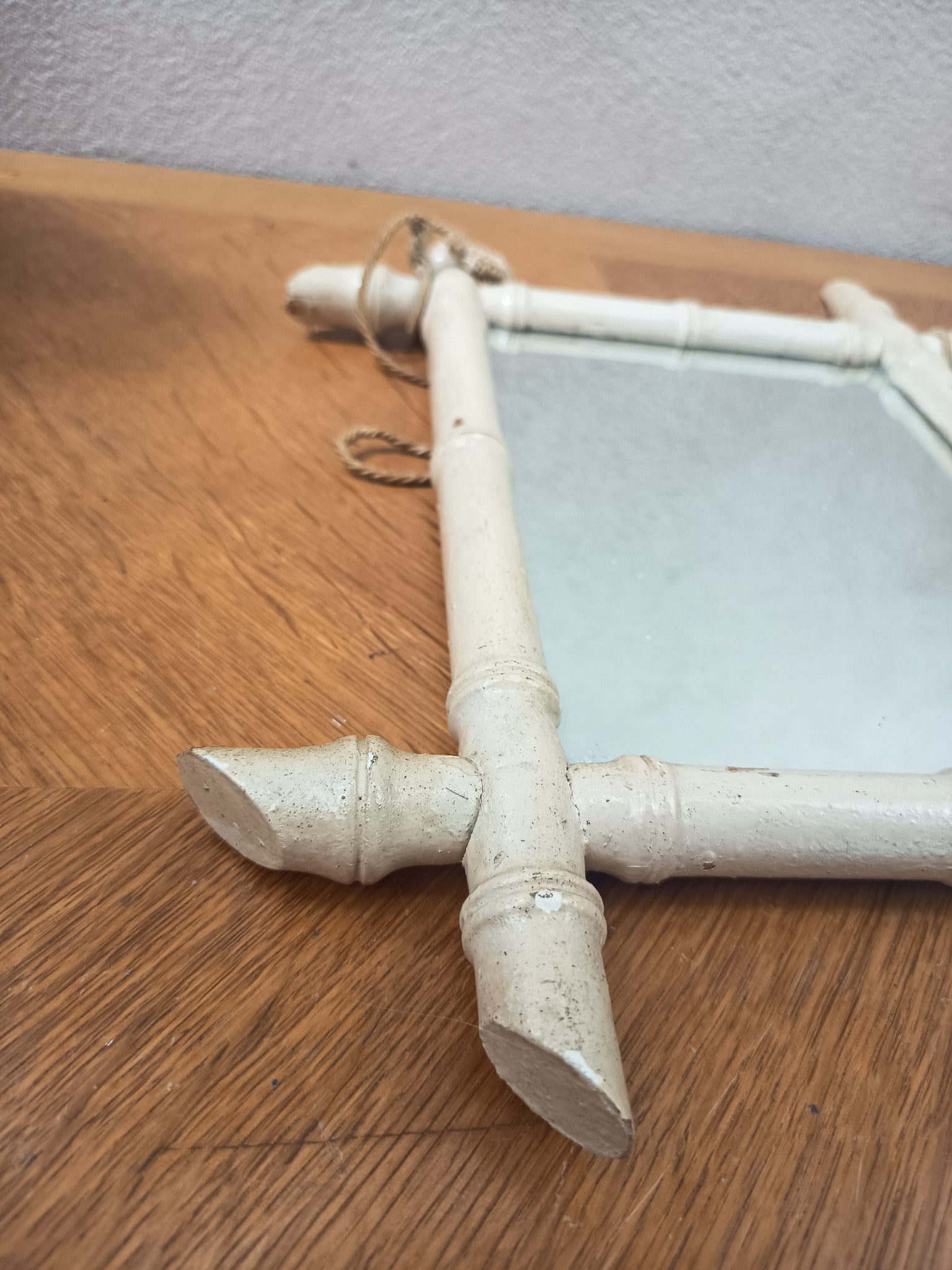 Miroir ancien à accrocher imitation bambou – Repeint blanc cassé – 37 x 31 cm