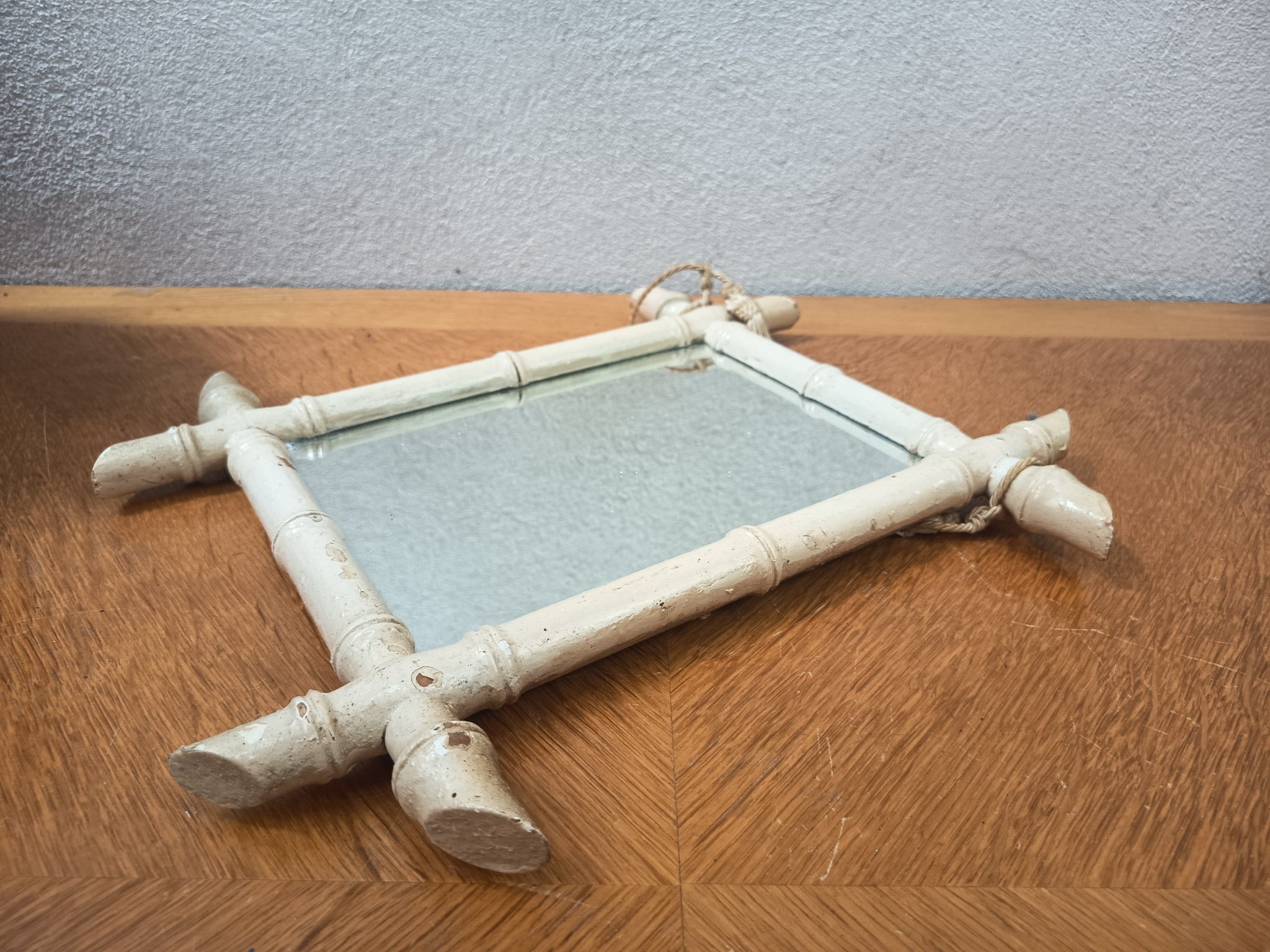 Miroir ancien à accrocher imitation bambou – Repeint blanc cassé – 37 x 31 cm