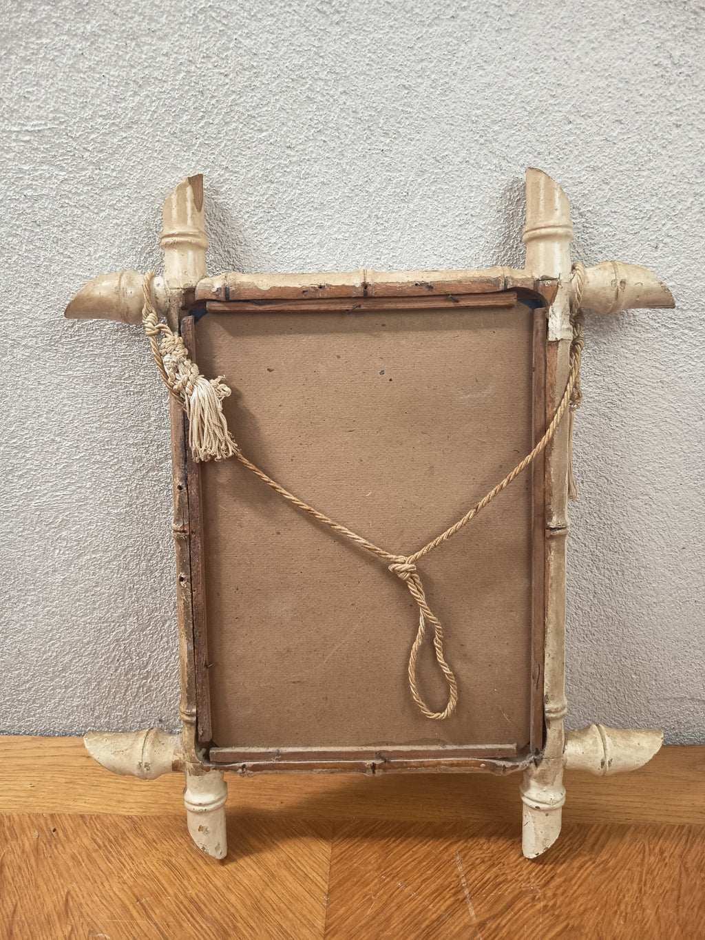 Miroir ancien à accrocher imitation bambou – Repeint blanc cassé – 37 x 31 cm