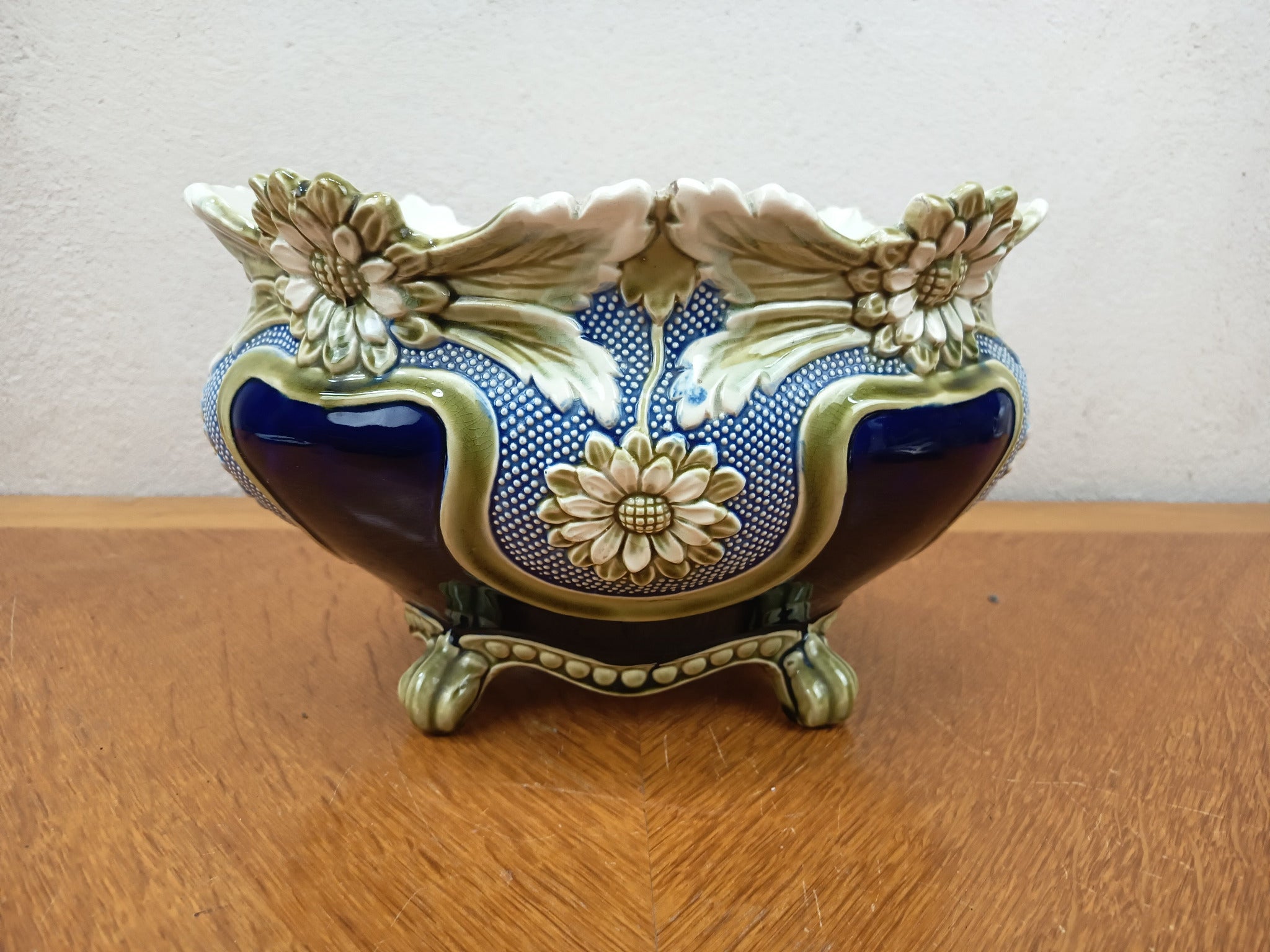ardinière ancienne en barbotine De Bruyn Fives-Lille – Faïence décor floral – 31 cm