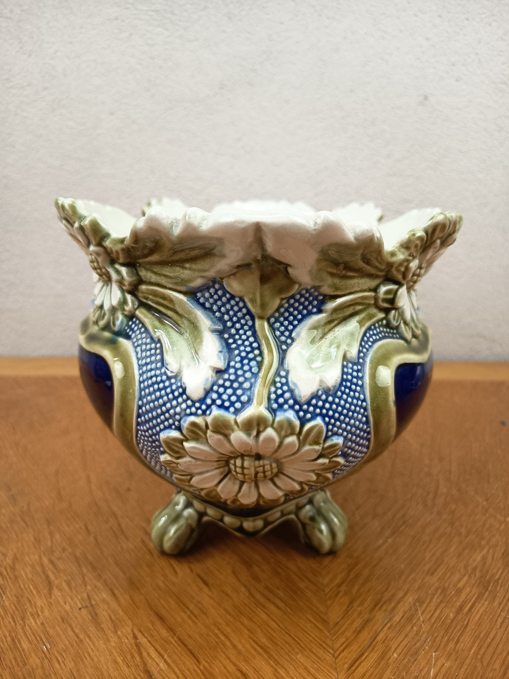ardinière ancienne en barbotine De Bruyn Fives-Lille – Faïence décor floral – 31 cm