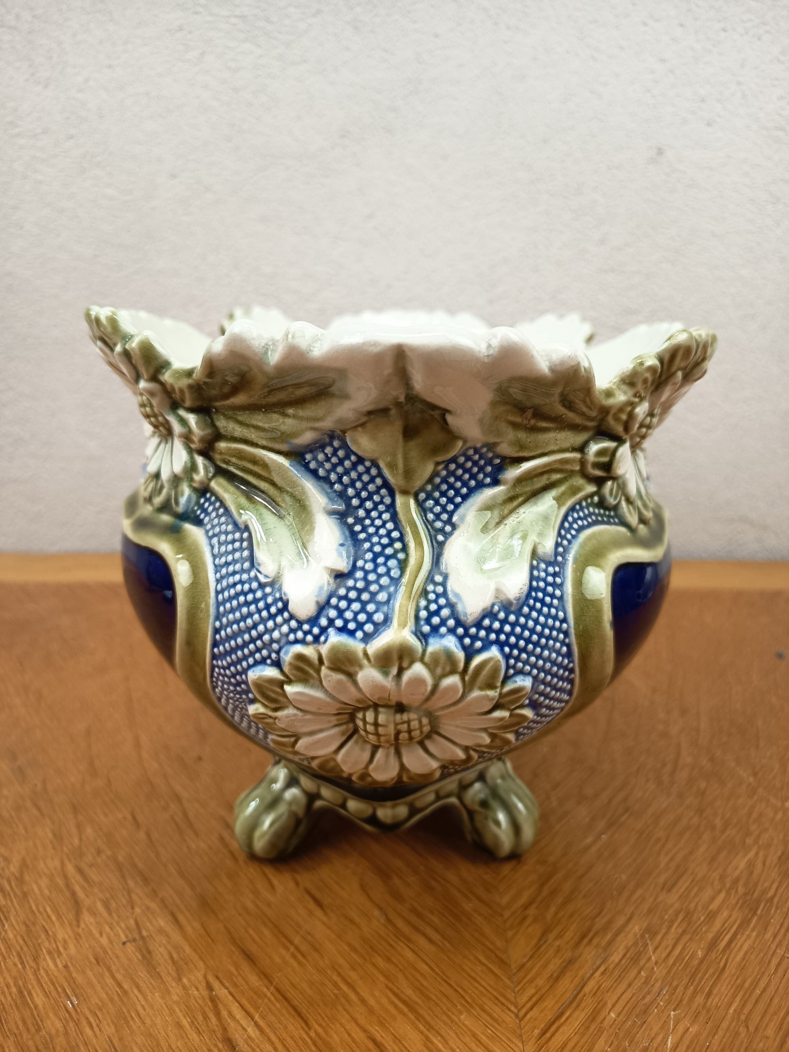 ardinière ancienne en barbotine De Bruyn Fives-Lille – Faïence décor floral – 31 cm
