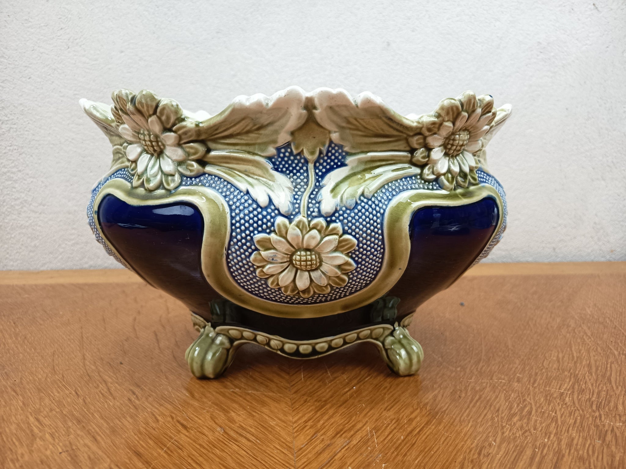 ardinière ancienne en barbotine De Bruyn Fives-Lille – Faïence décor floral – 31 cm