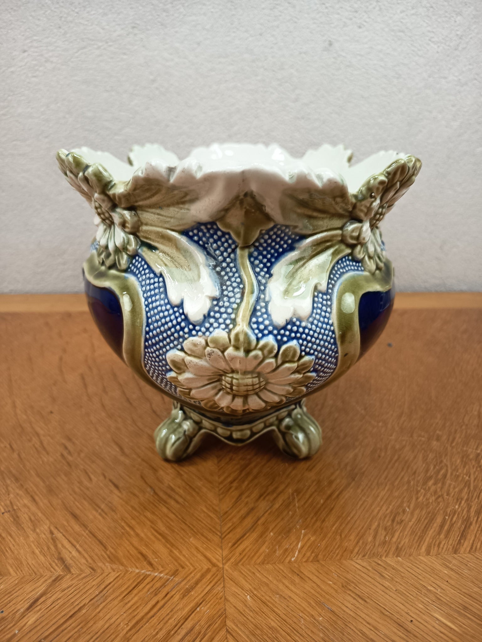 ardinière ancienne en barbotine De Bruyn Fives-Lille – Faïence décor floral – 31 cm