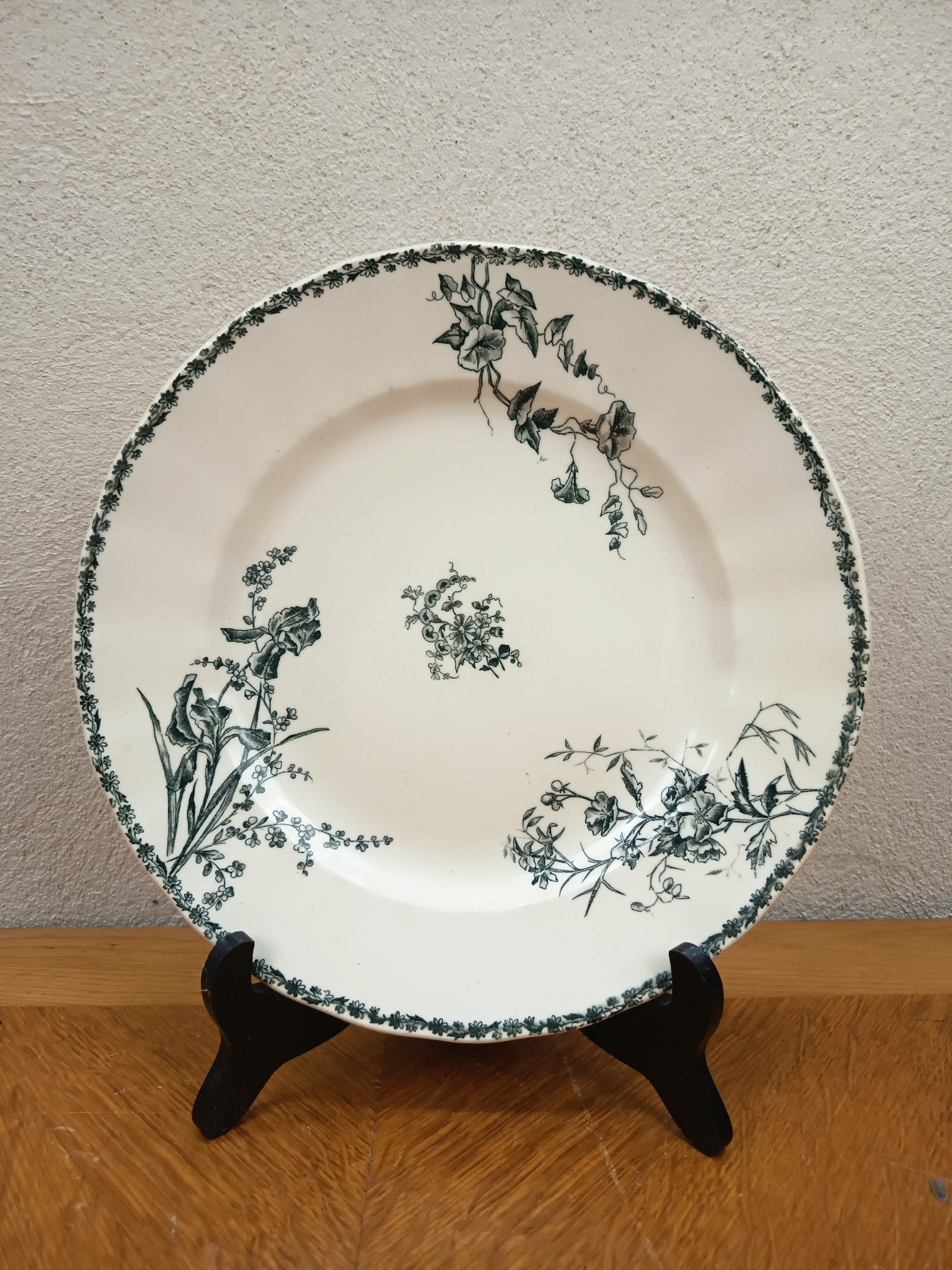 Plat de service ancien en terre de fer – Modèle Moscou – Choisy-le-Roy, Hippolyte Boulenger – 28 cm