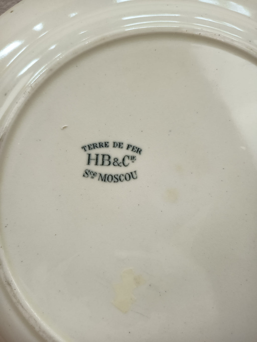 Plat de service ancien en terre de fer – Modèle Moscou – Choisy-le-Roy, Hippolyte Boulenger – 28 cm