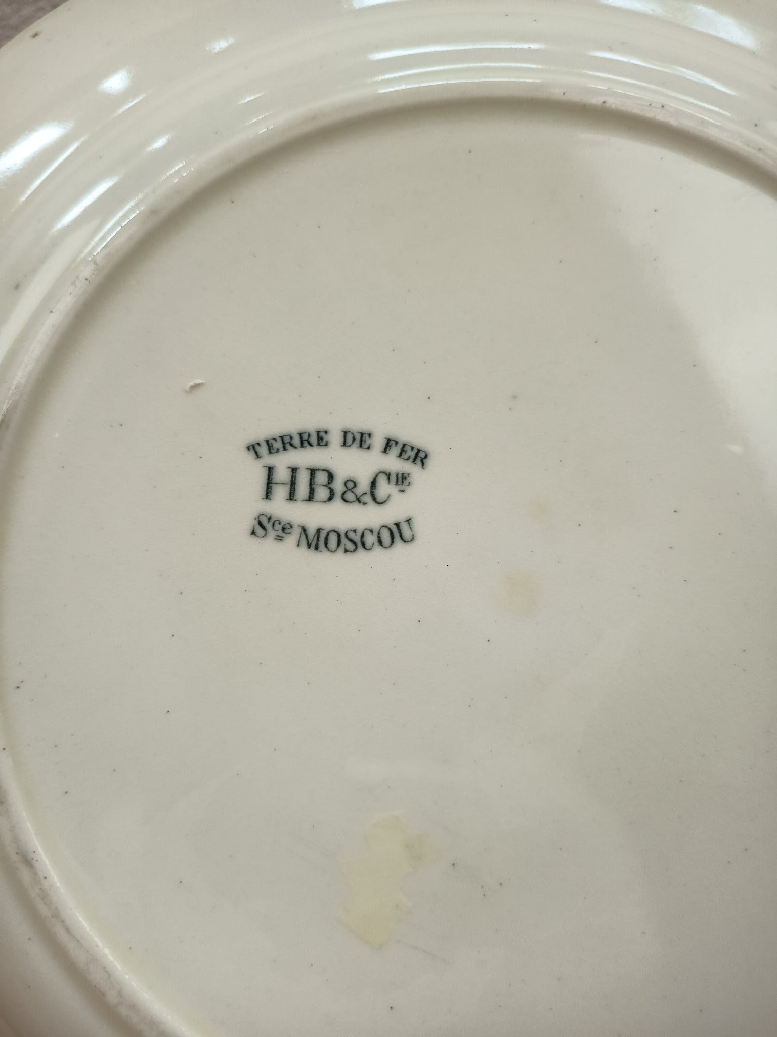 Plat de service ancien en terre de fer – Modèle Moscou – Choisy-le-Roy, Hippolyte Boulenger – 28 cm
