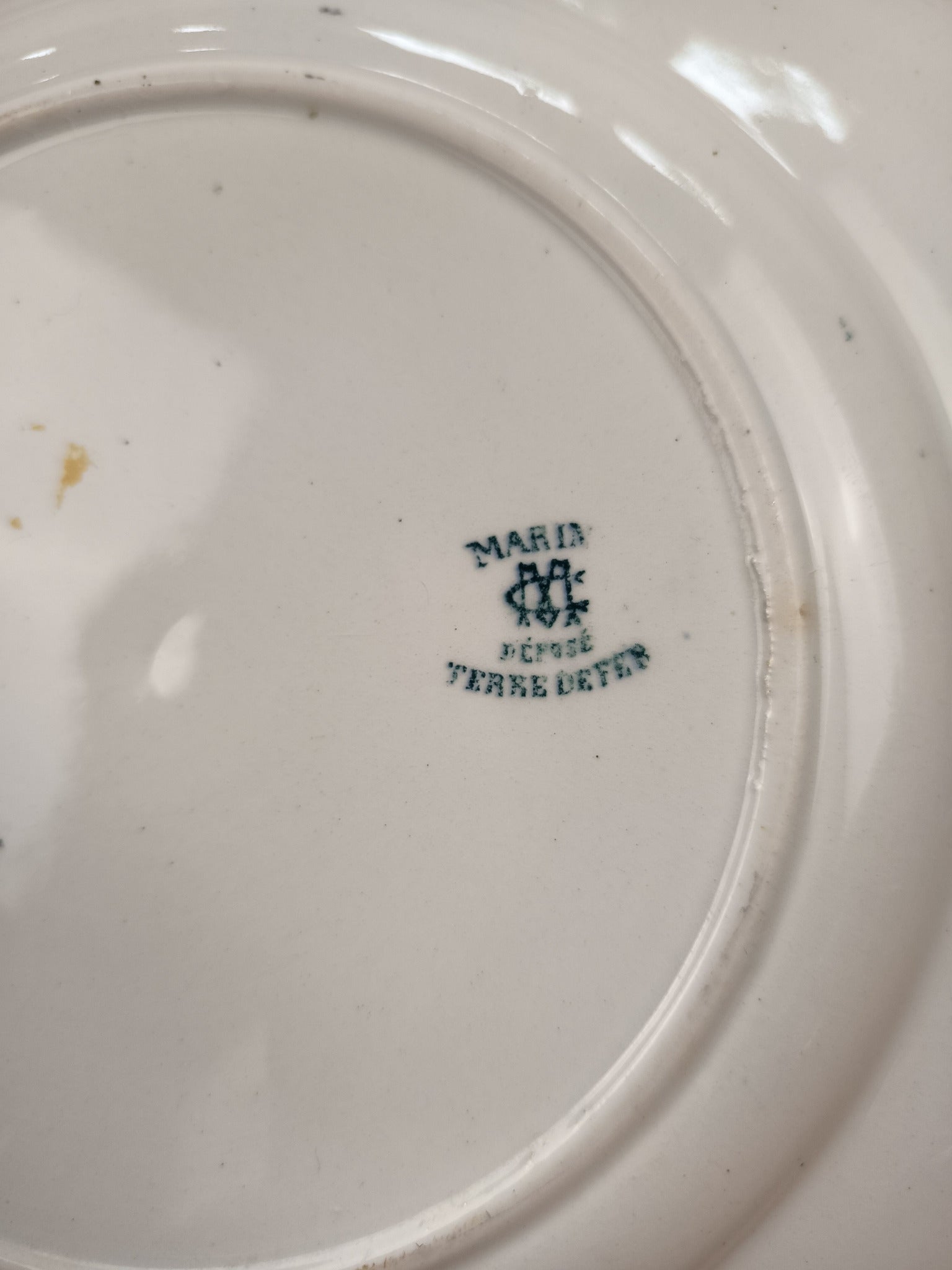 Assiette ancienne en terre de fer – Creil et Montereau – Décor vert – 22,5 cm