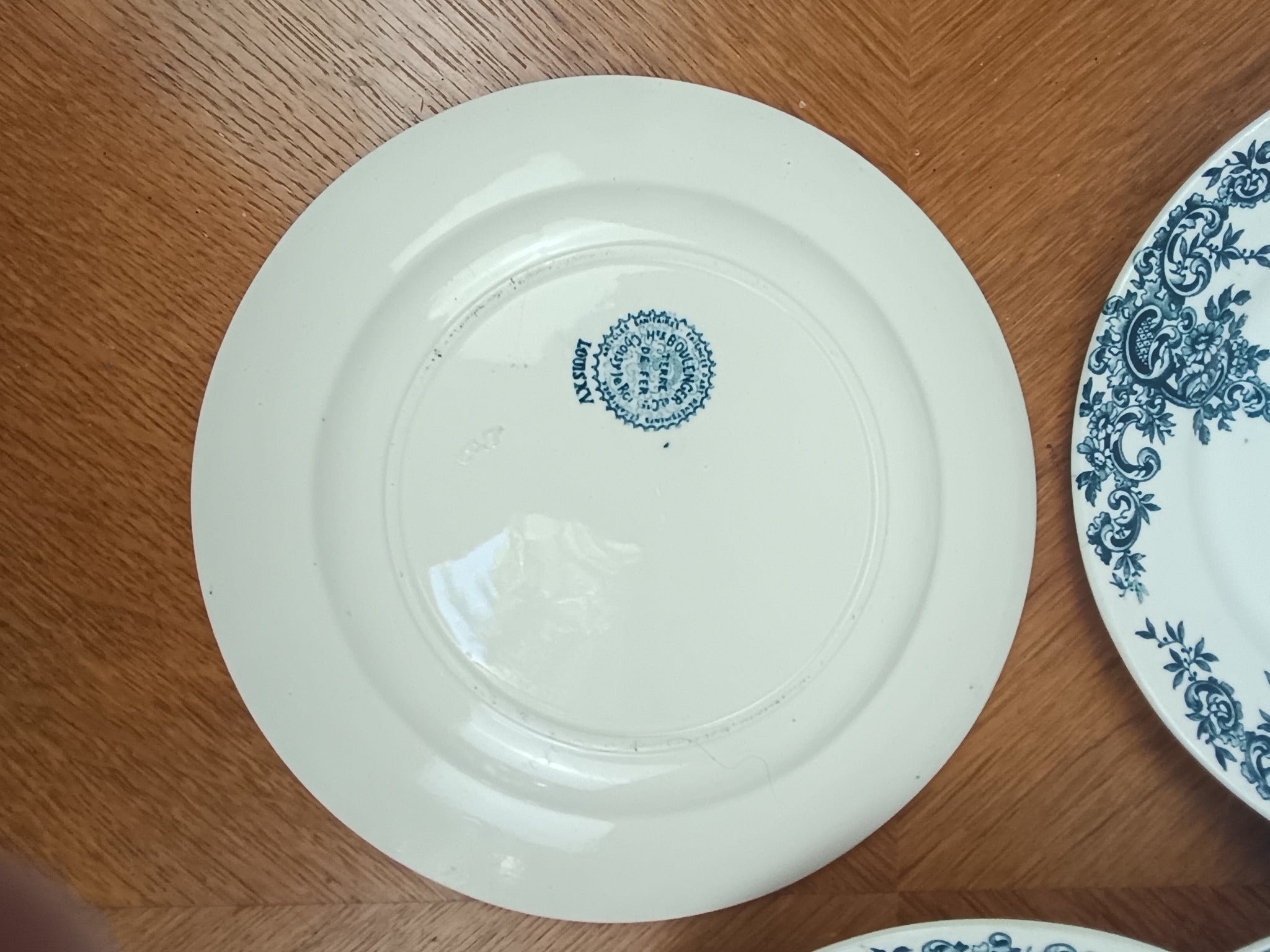 Lot de 6 assiettes anciennes en terre de fer – Modèle Louis XVI – Hippolyte Boulenger