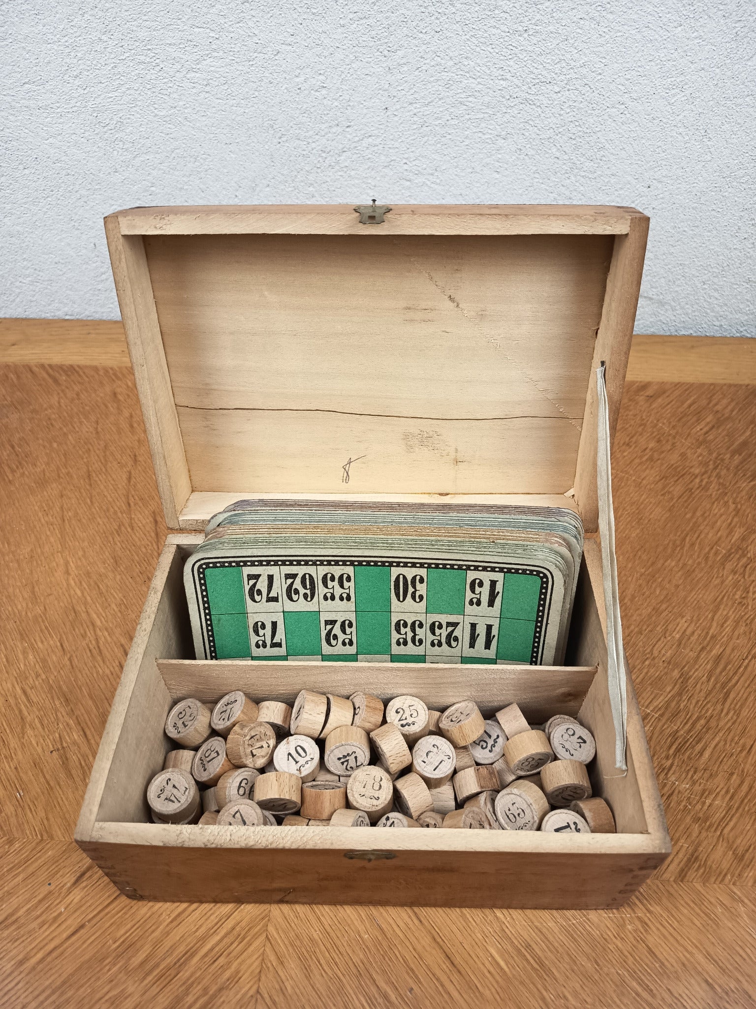 Jeu de loto ancien en coffret bois – Jetons et cartes – Gravure fin XIXe