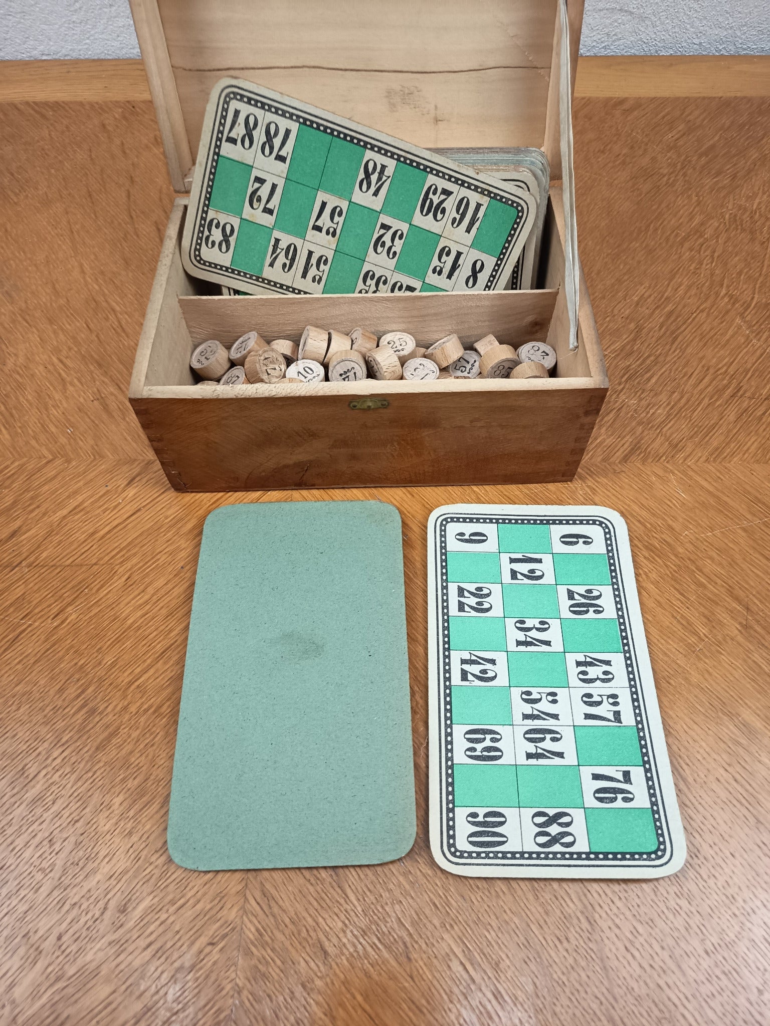 Jeu de loto ancien en coffret bois – Jetons et cartes – Gravure fin XIXe
