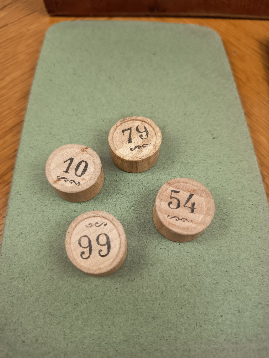 Jeu de loto ancien en coffret bois – Jetons et cartes – Gravure fin XIXe