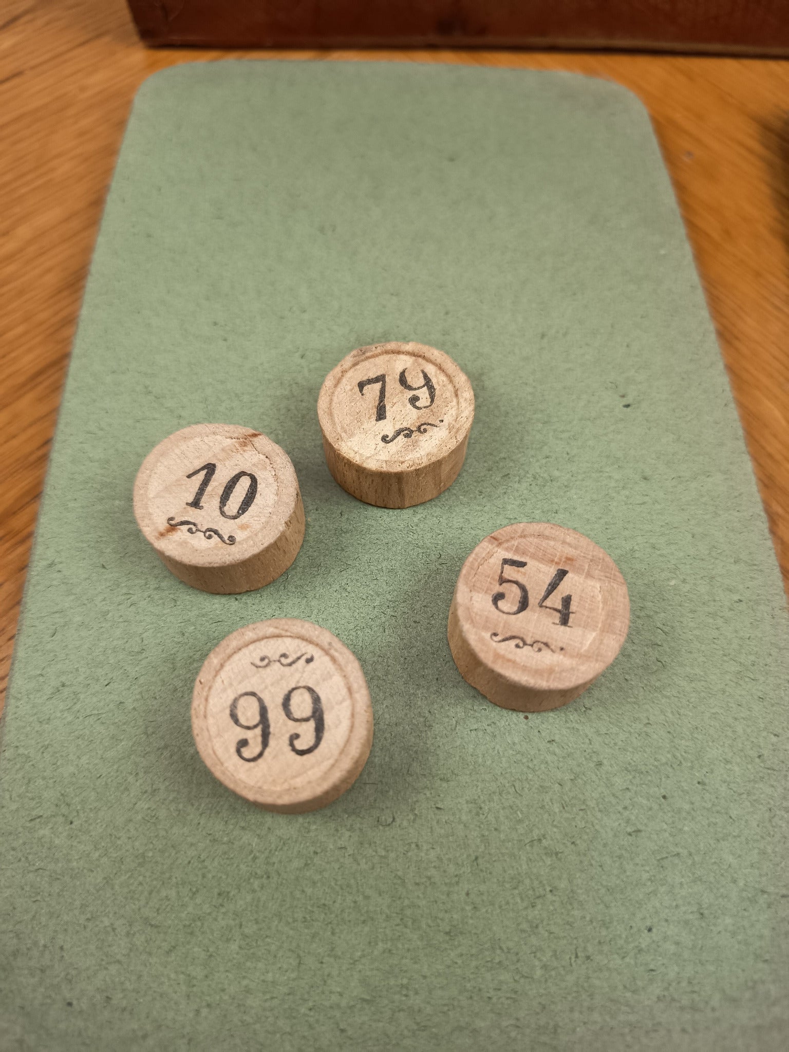 Jeu de loto ancien en coffret bois – Jetons et cartes – Gravure fin XIXe
