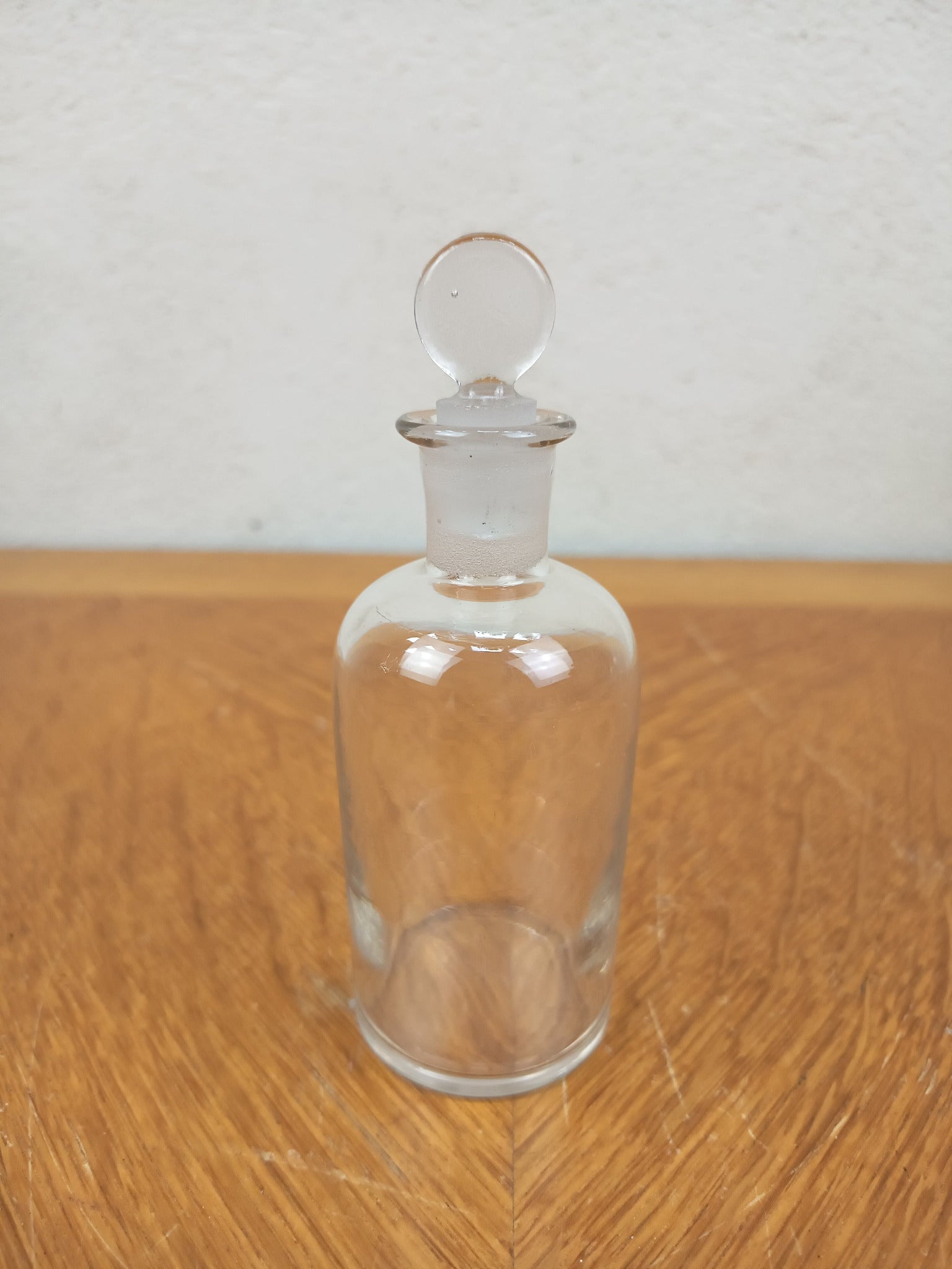 Flacon d’apothicairerie ancien en verre avec bouchon givré – 12 cm