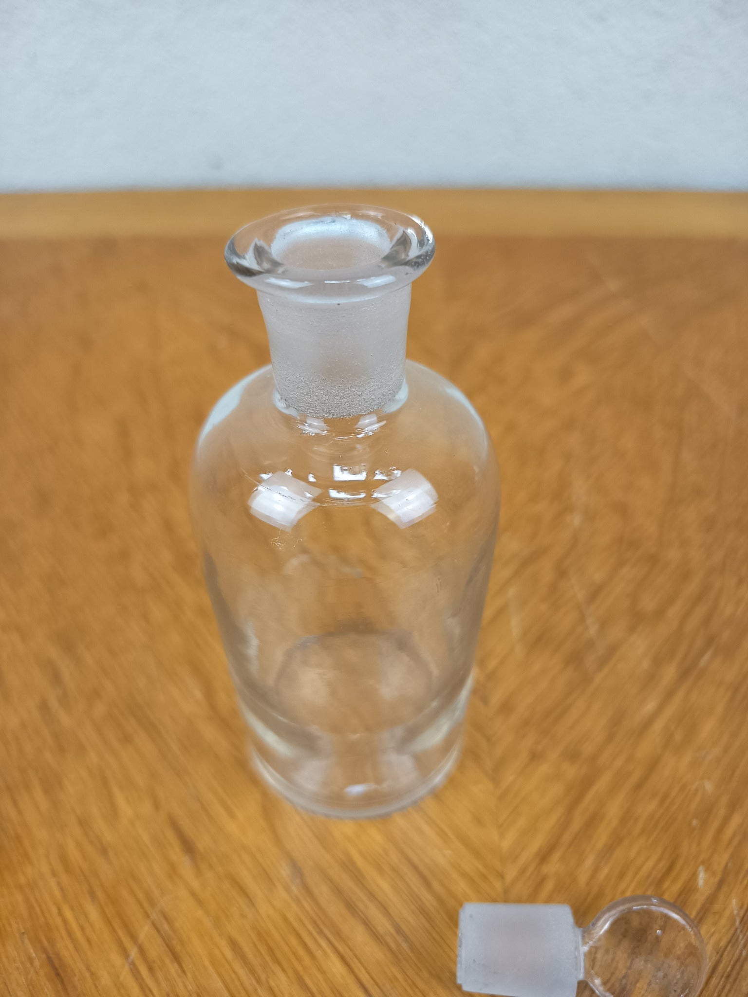 Flacon d’apothicairerie ancien en verre avec bouchon givré – 12 cm
