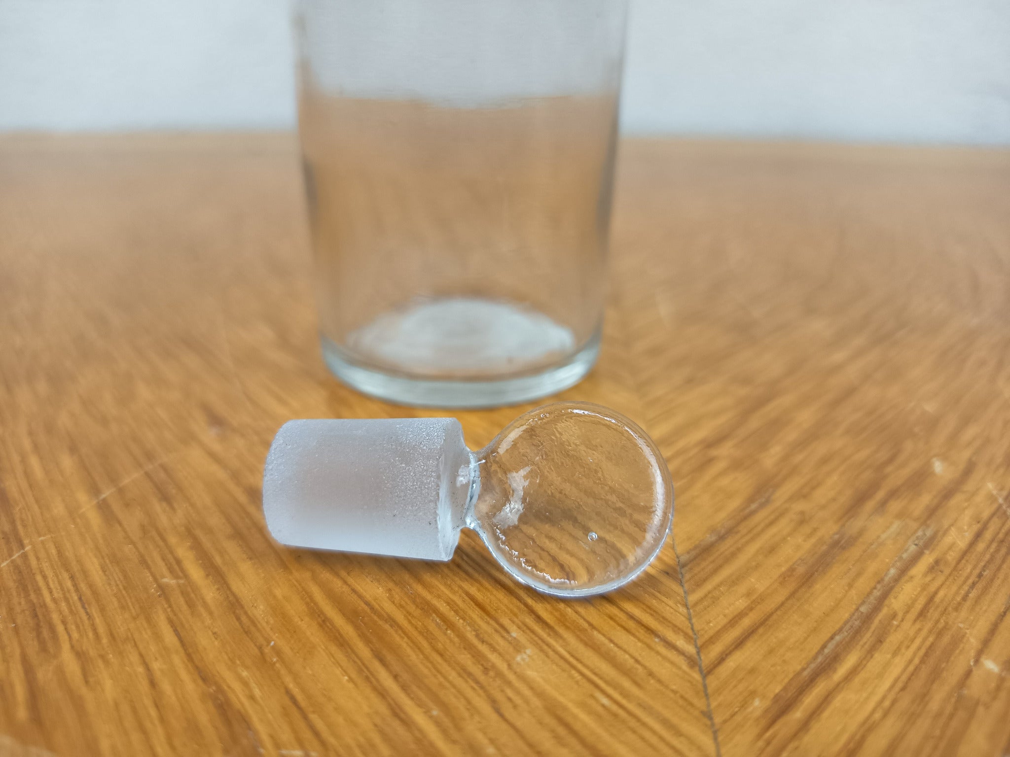 Flacon d’apothicairerie ancien en verre avec bouchon givré – 12 cm