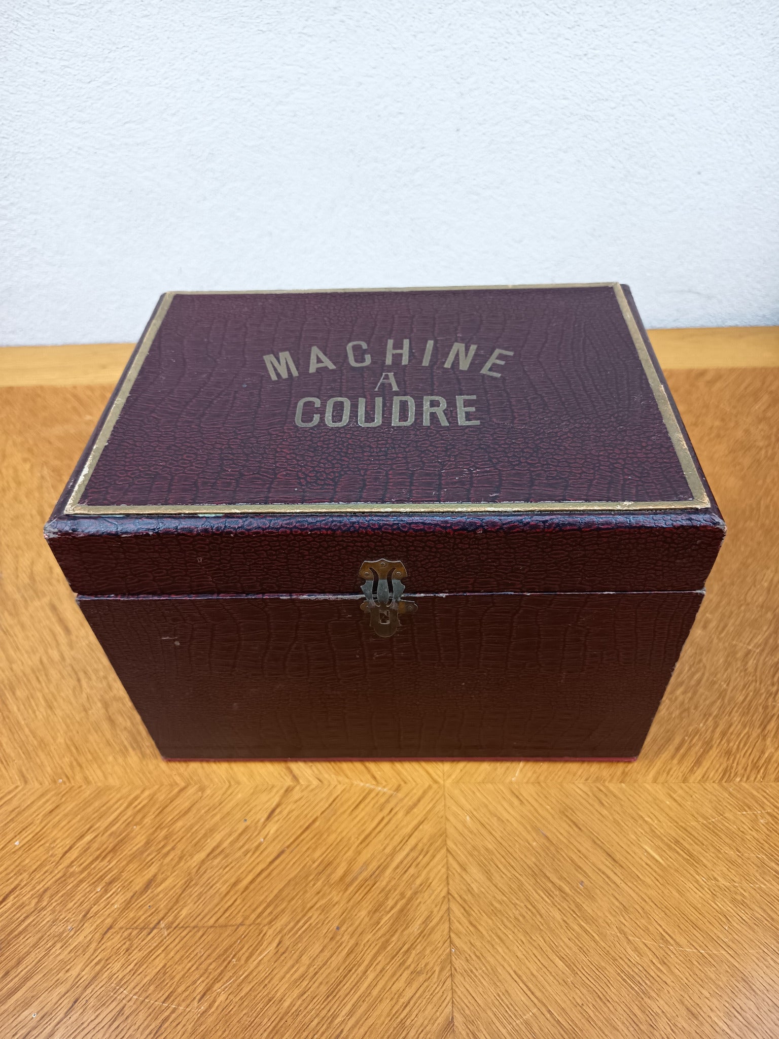 Machine à coudre ancienne pour enfant en coffret – Fin XIXe – Avec accessoires