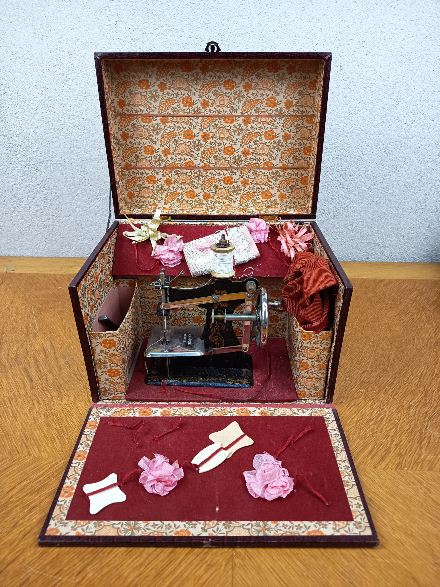 Machine à coudre ancienne pour enfant en coffret – Fin XIXe – Avec accessoires