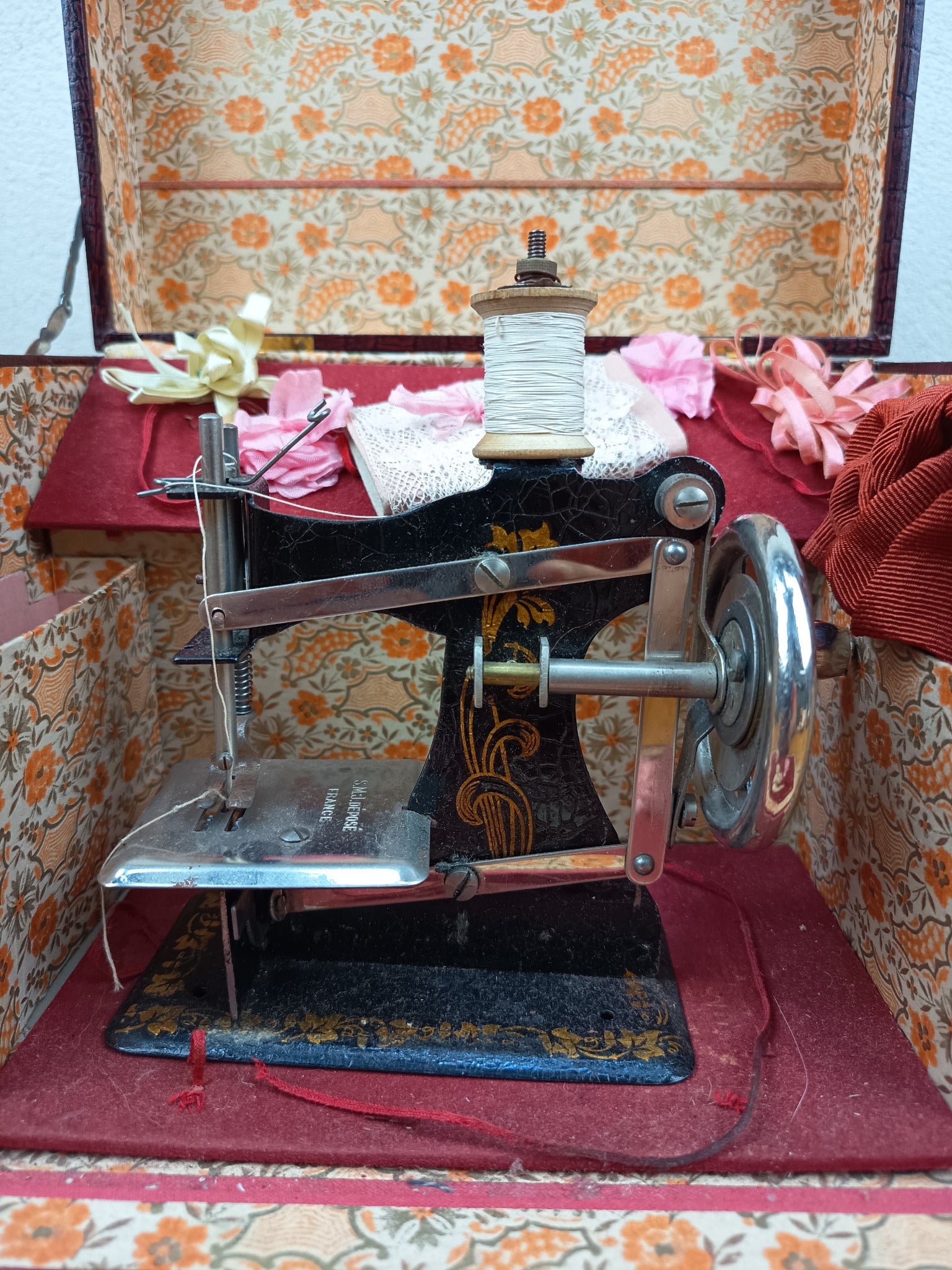 Machine à coudre ancienne pour enfant en coffret – Fin XIXe – Avec accessoires