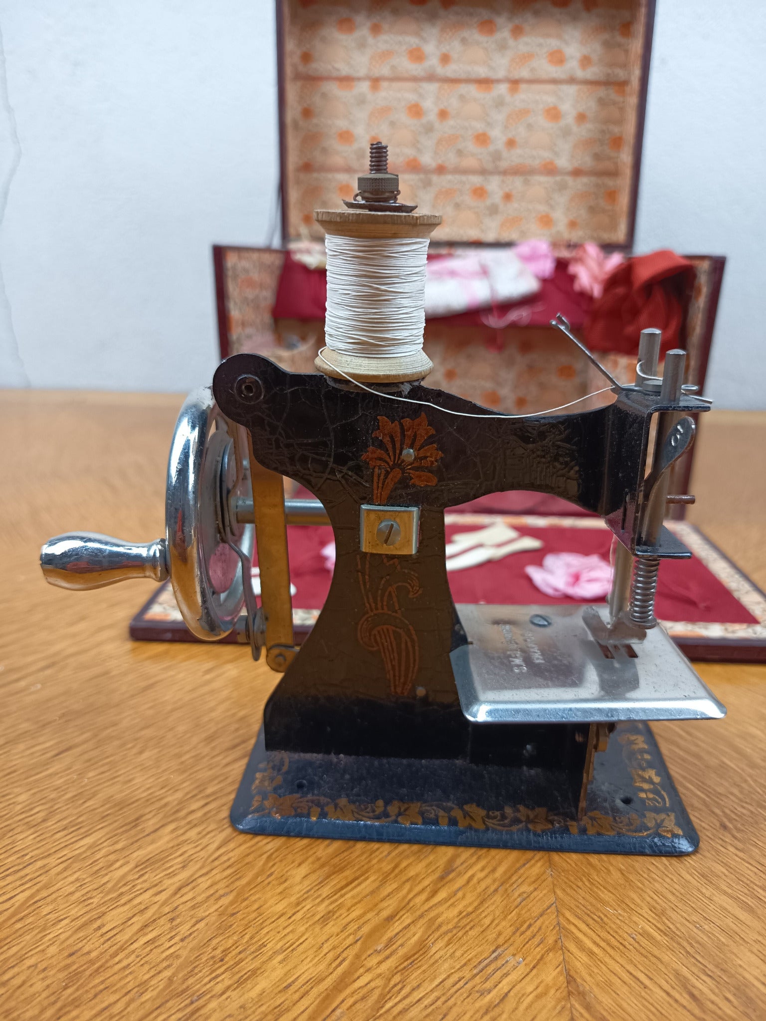 Machine à coudre ancienne pour enfant en coffret – Fin XIXe – Avec accessoires