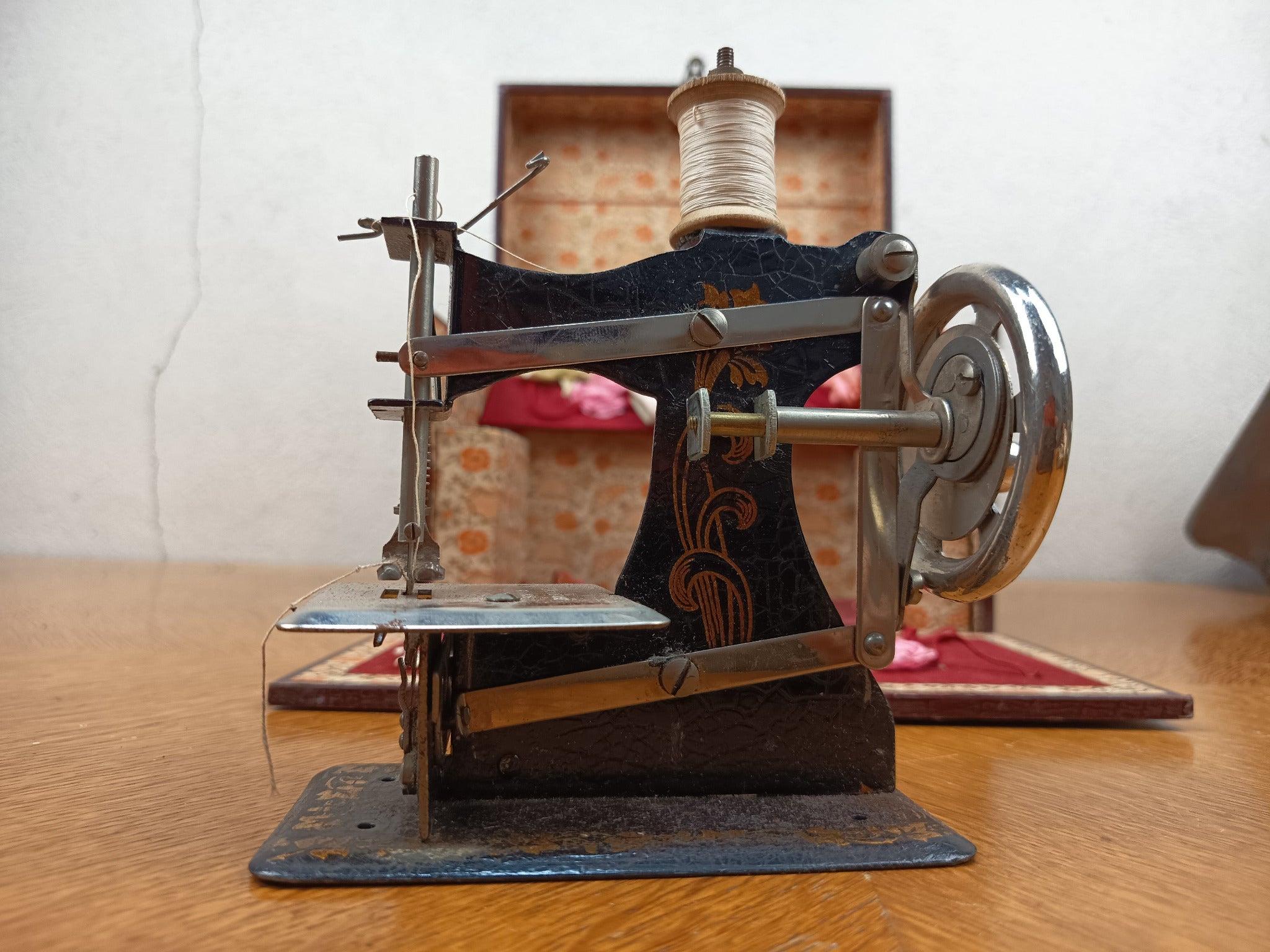 Machine à coudre ancienne pour enfant en coffret – Fin XIXe – Avec accessoires