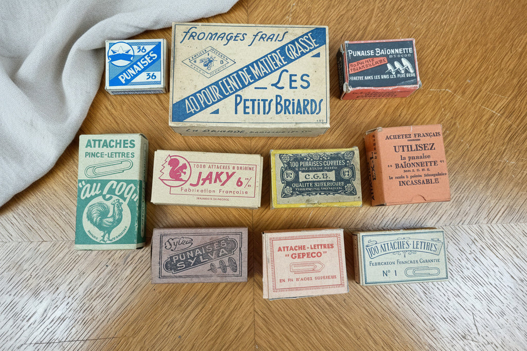 Lot de boîtes anciennes de matériel de bureau – Trombones, punaises et attaches
