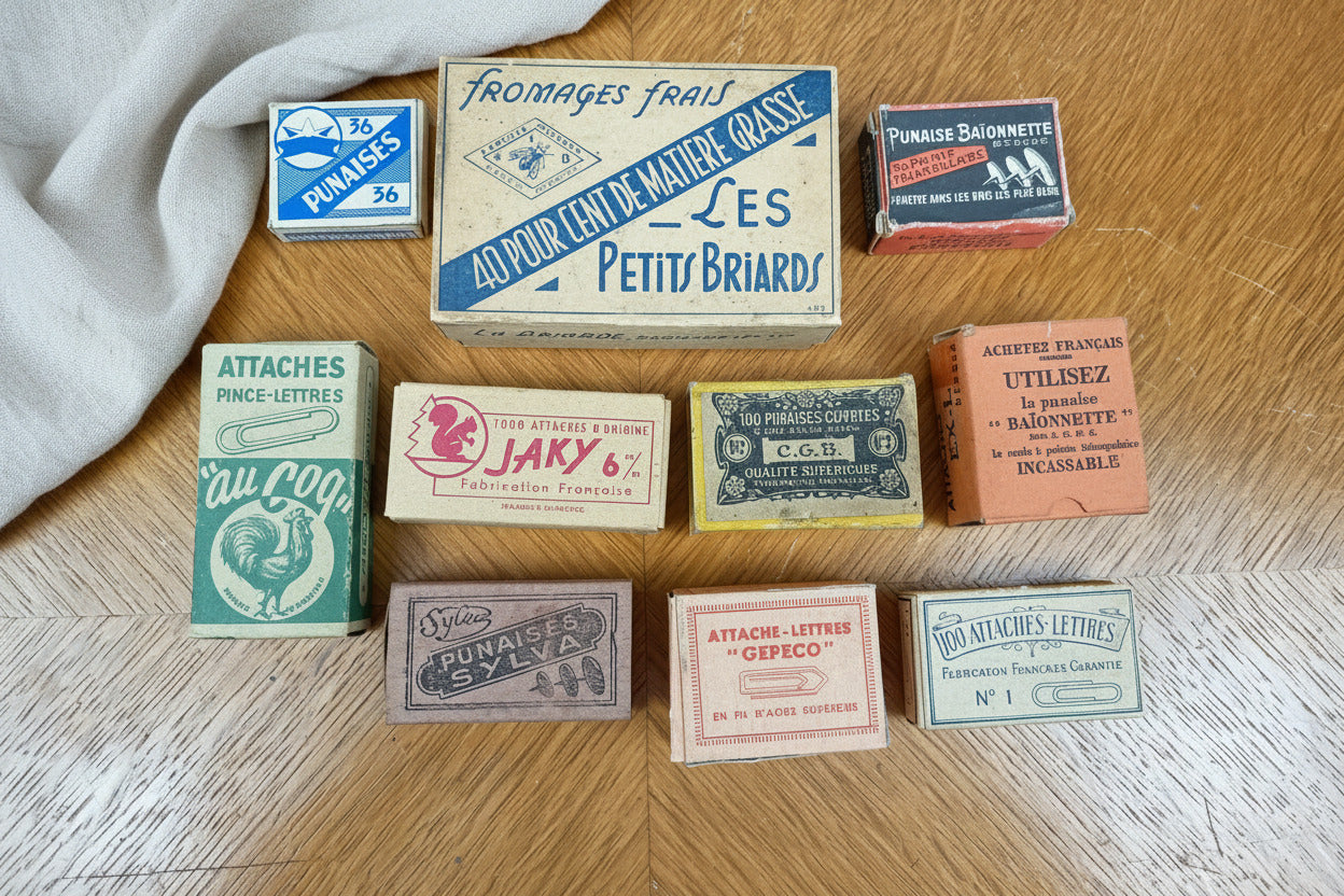 Lot de boîtes anciennes de matériel de bureau – Trombones, punaises et attaches