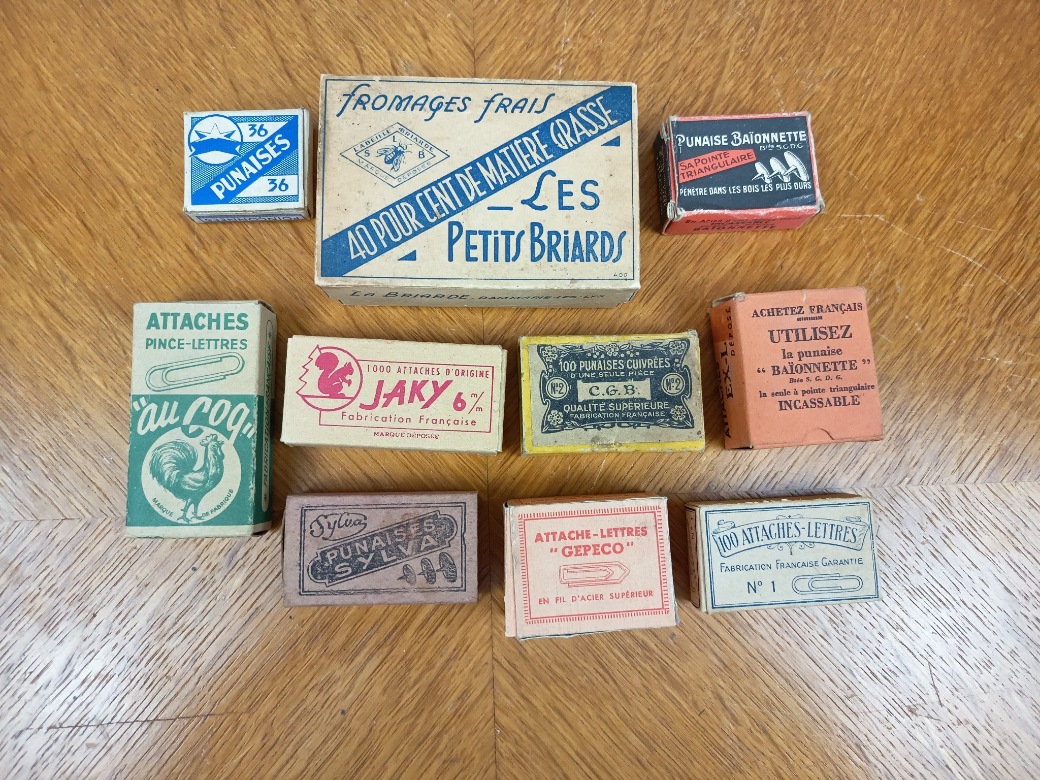 Lot de boîtes anciennes de matériel de bureau – Trombones, punaises et attaches