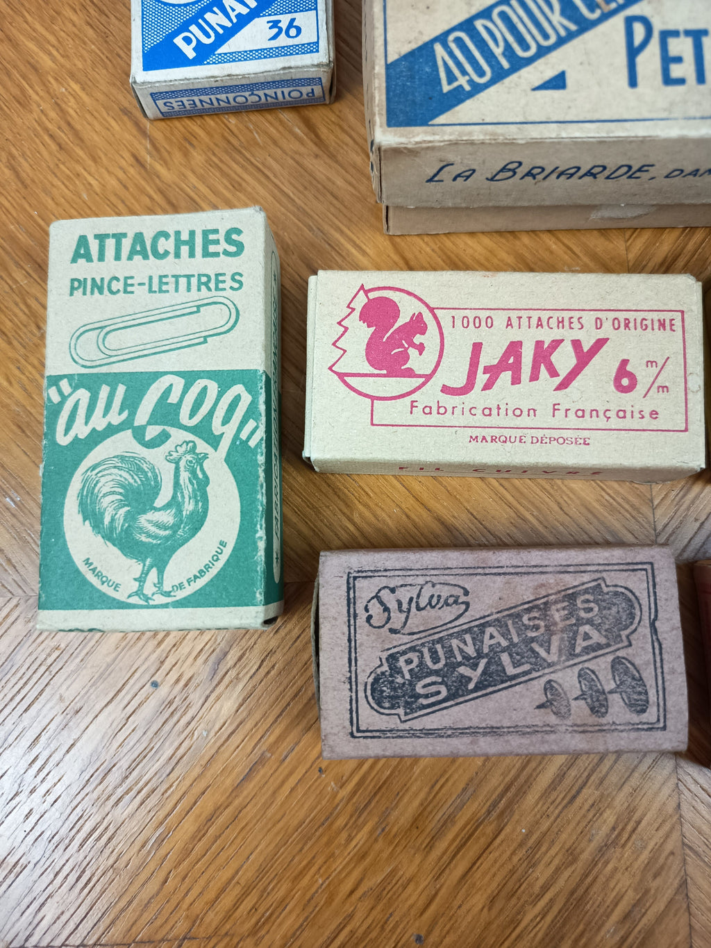 Lot de boîtes anciennes de matériel de bureau – Trombones, punaises et attaches