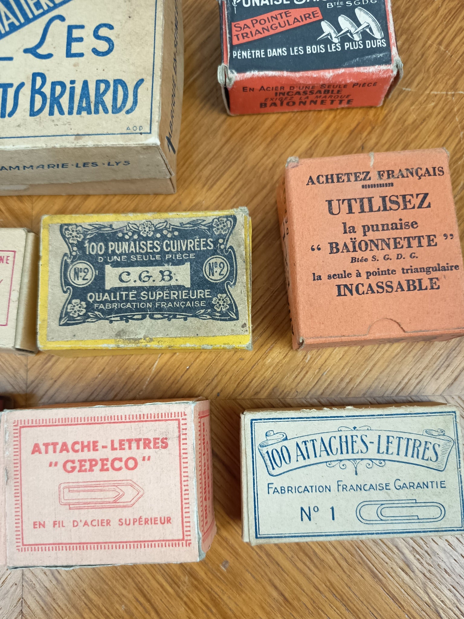 Lot de boîtes anciennes de matériel de bureau – Trombones, punaises et attaches