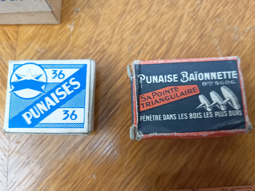 Lot de boîtes anciennes de matériel de bureau – Trombones, punaises et attaches