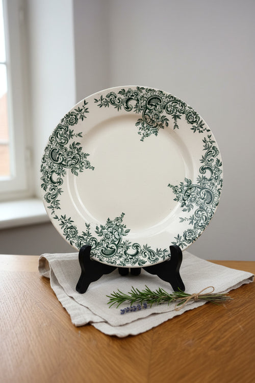 Assiette ancienne Terre de Fer – Hippolyte Boulenger Choisy-le-Roi – Modèle Louis XV – Décor vert – 22 cm