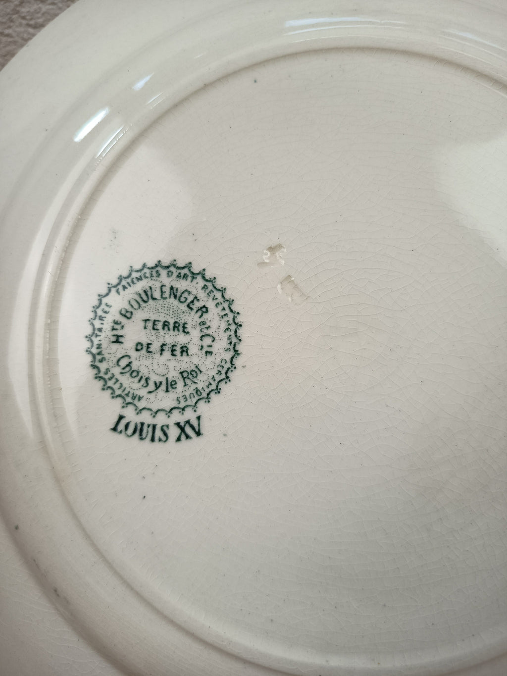 Assiette ancienne Terre de Fer – Hippolyte Boulenger Choisy-le-Roi – Modèle Louis XV – Décor vert – 22 cm