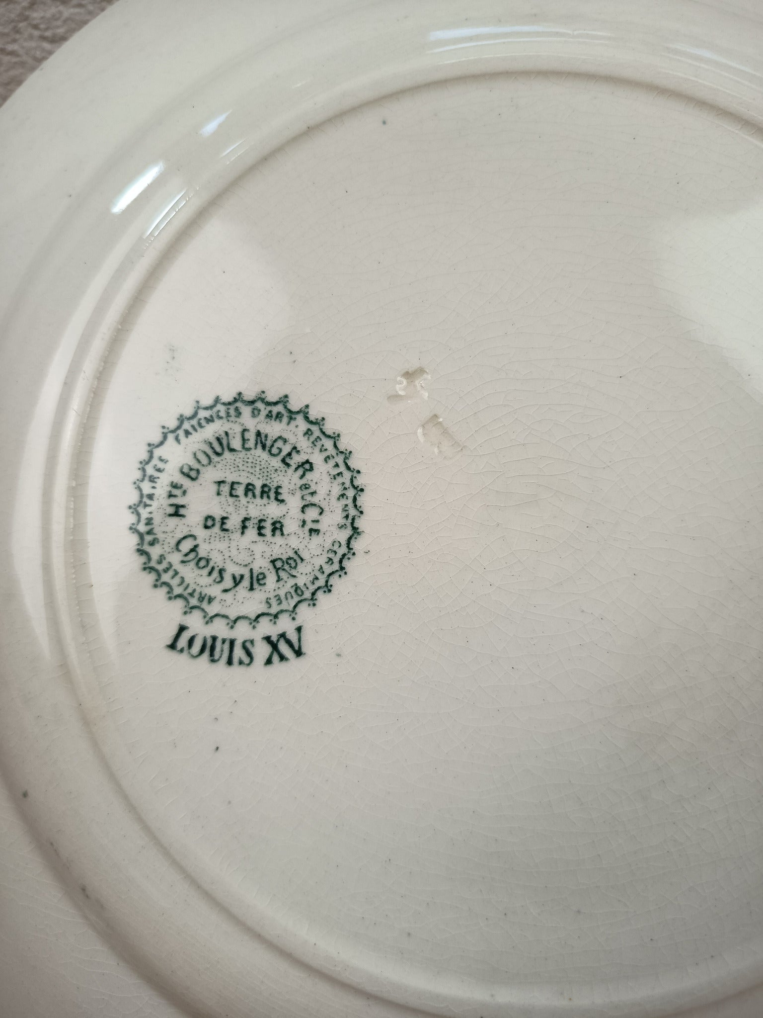 Assiette ancienne Terre de Fer – Hippolyte Boulenger Choisy-le-Roi – Modèle Louis XV – Décor vert – 22 cm
