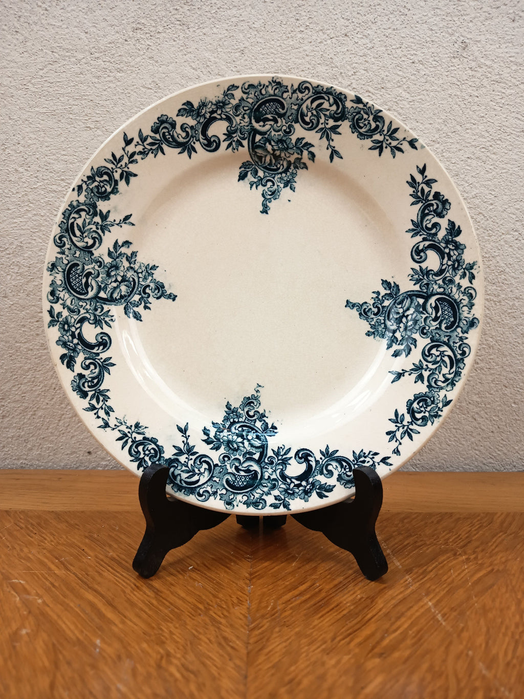 Assiette ancienne Terre de Fer – Hippolyte Boulenger Choisy-le-Roi – Modèle Louis XV – Décor bleu – 22 cm
