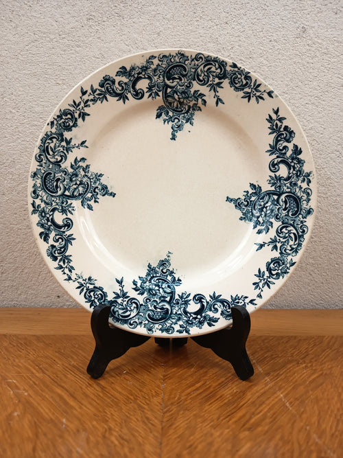 Assiette ancienne Terre de Fer – Hippolyte Boulenger Choisy-le-Roi – Modèle Louis XV – Décor bleu – 22 cm
