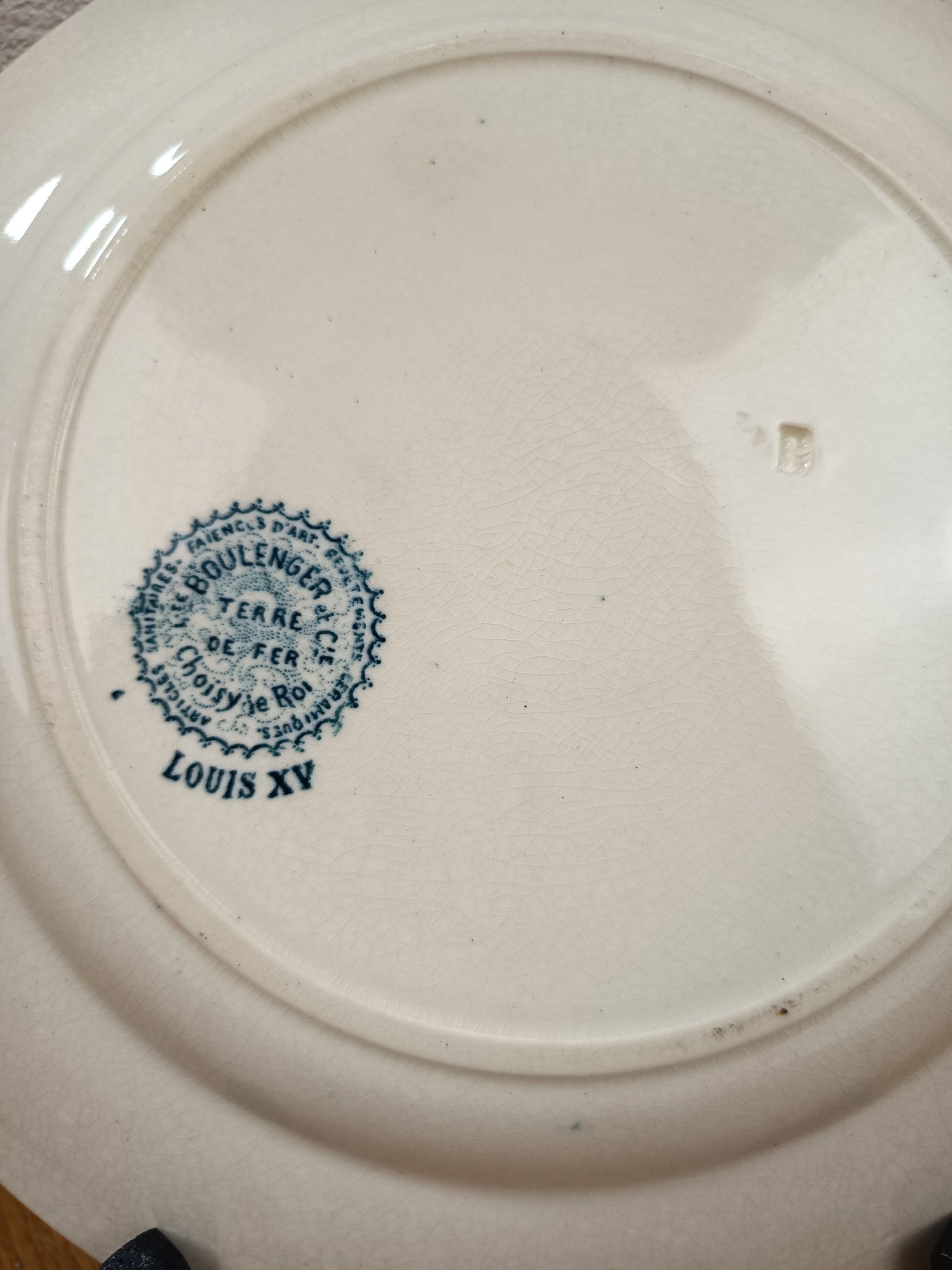 Assiette ancienne Terre de Fer – Hippolyte Boulenger Choisy-le-Roi – Modèle Louis XV – Décor bleu – 22 cm