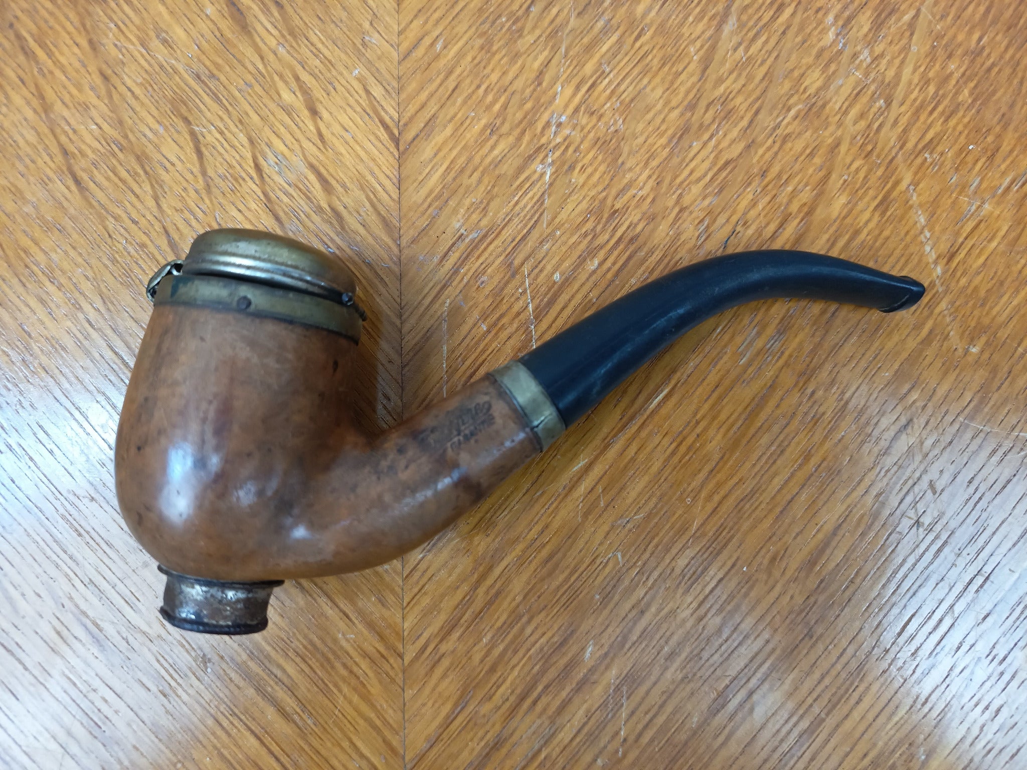 Pipe ancienne en bruyère avec couvercle