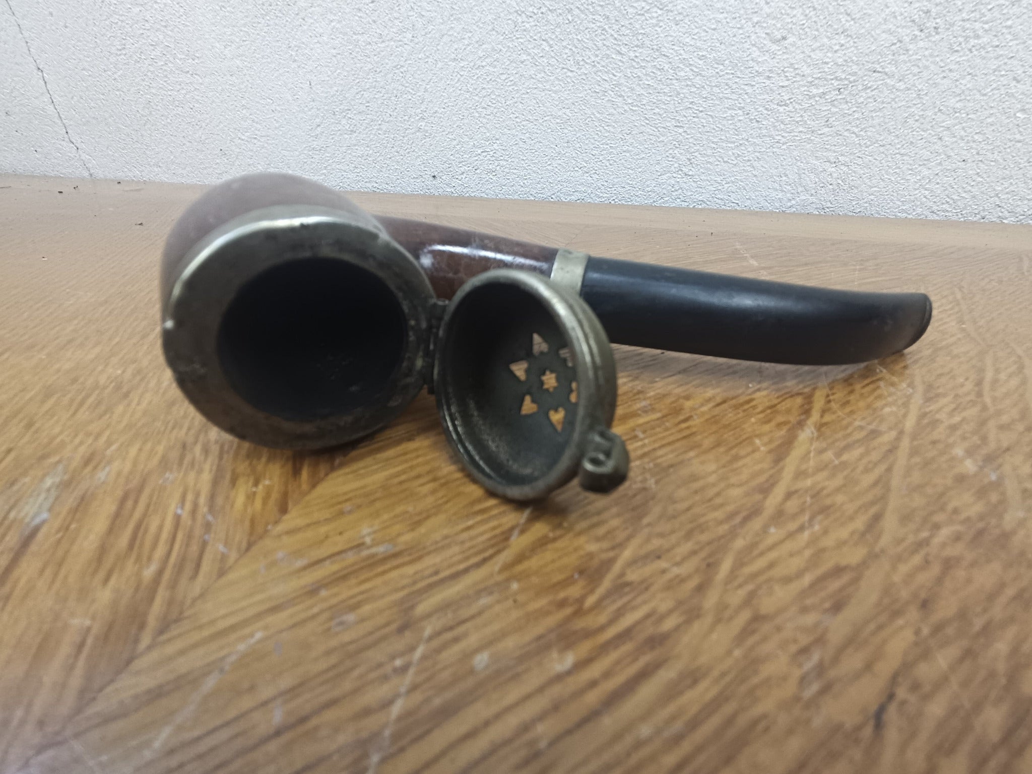 Pipe ancienne en bruyère avec couvercle