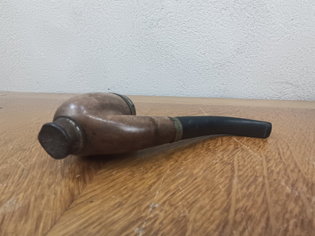Pipe ancienne en bruyère avec couvercle