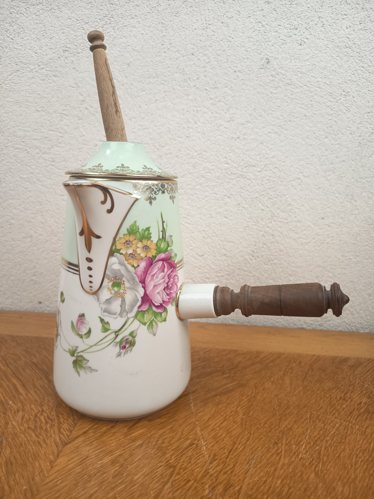 Chocolatière ancienne en porcelaine de Limoges – Manche et mousseur en bois