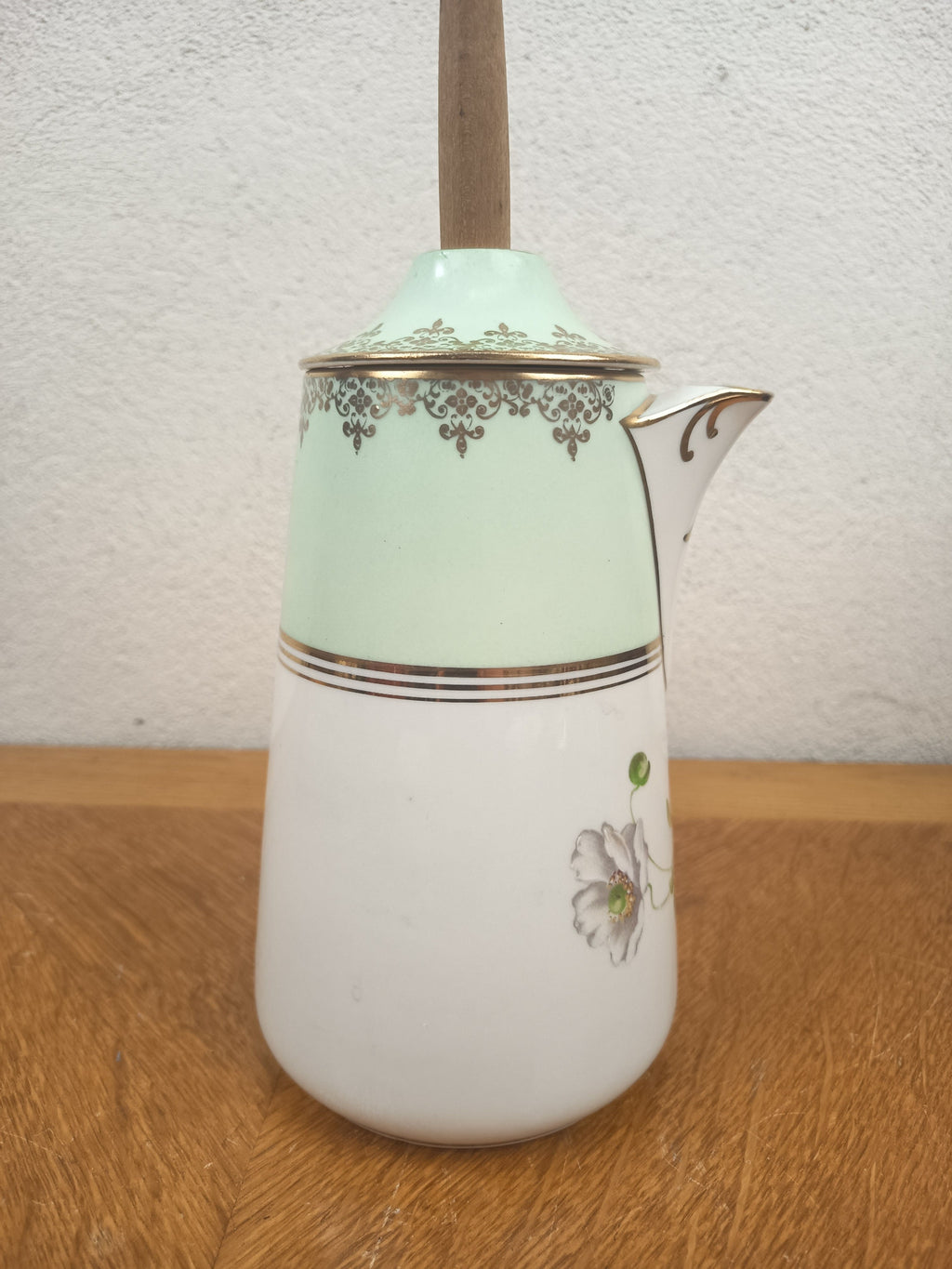 Chocolatière ancienne en porcelaine de Limoges – Manche et mousseur en bois
