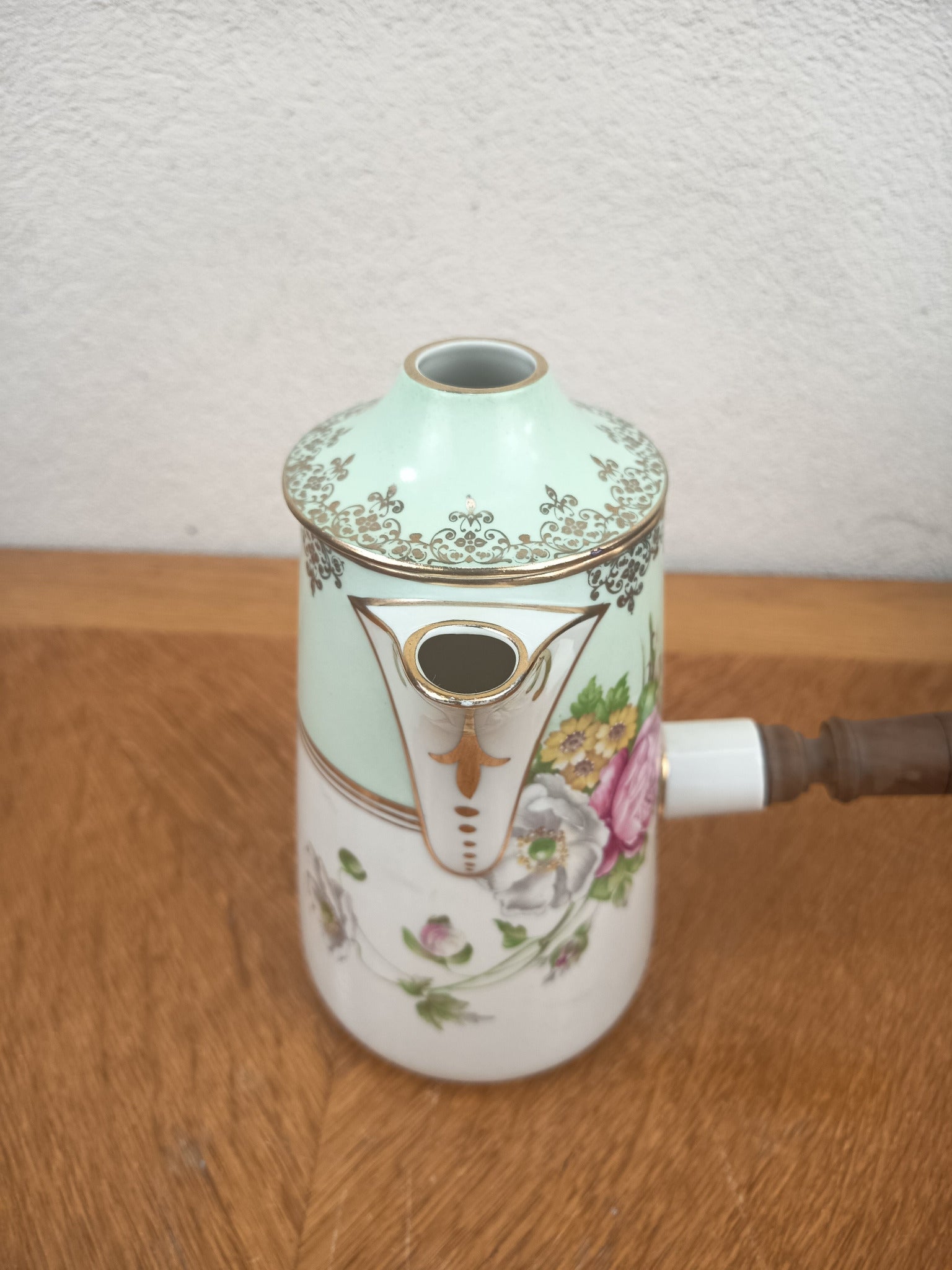 Chocolatière ancienne en porcelaine de Limoges – Manche et mousseur en bois