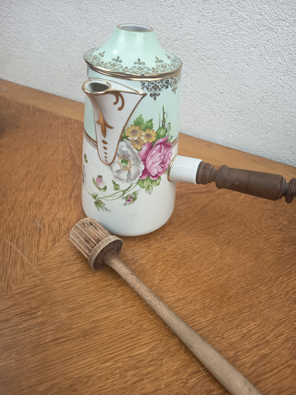 Chocolatière ancienne en porcelaine de Limoges – Manche et mousseur en bois