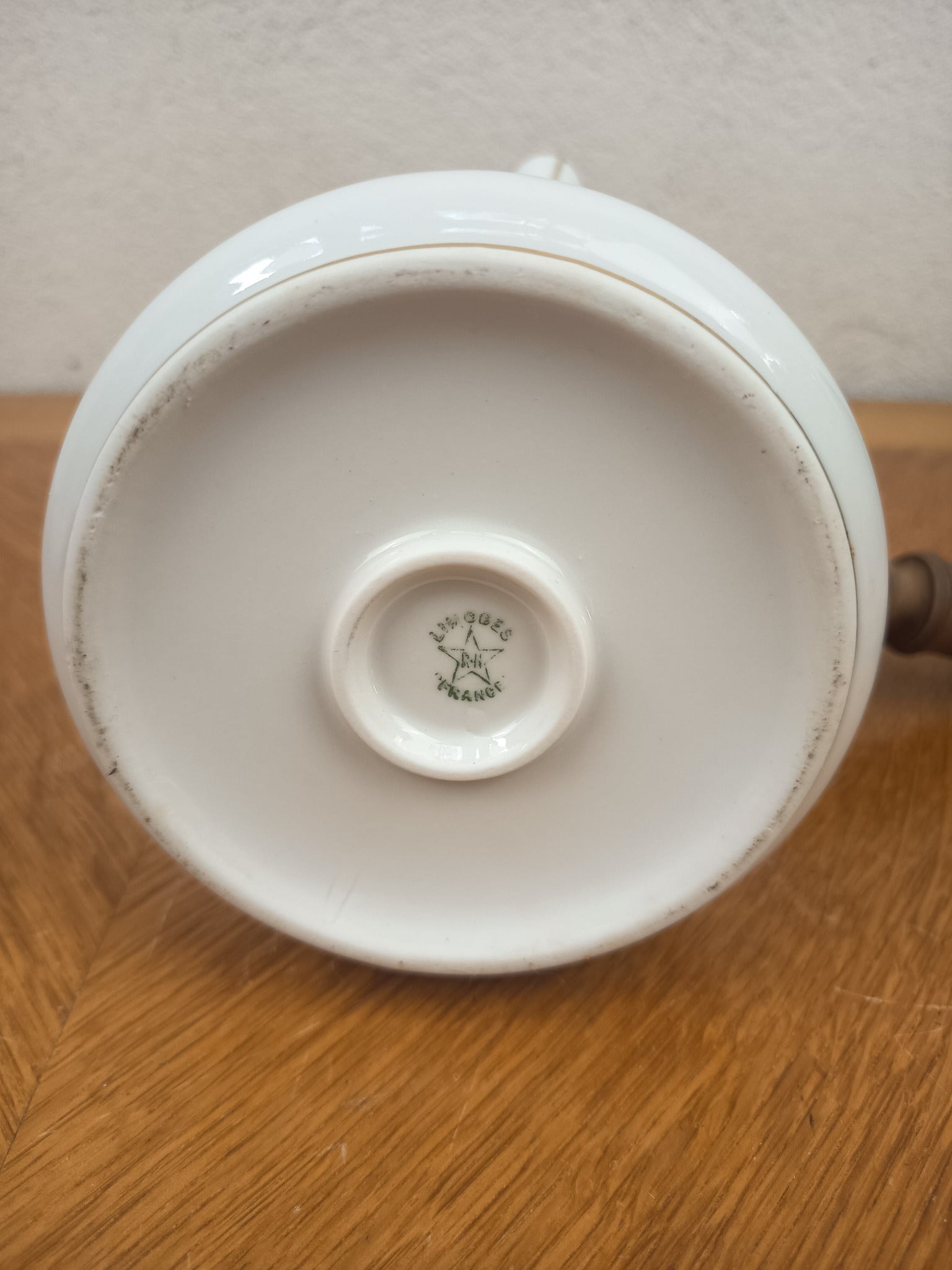 Chocolatière ancienne en porcelaine de Limoges – Manche et mousseur en bois